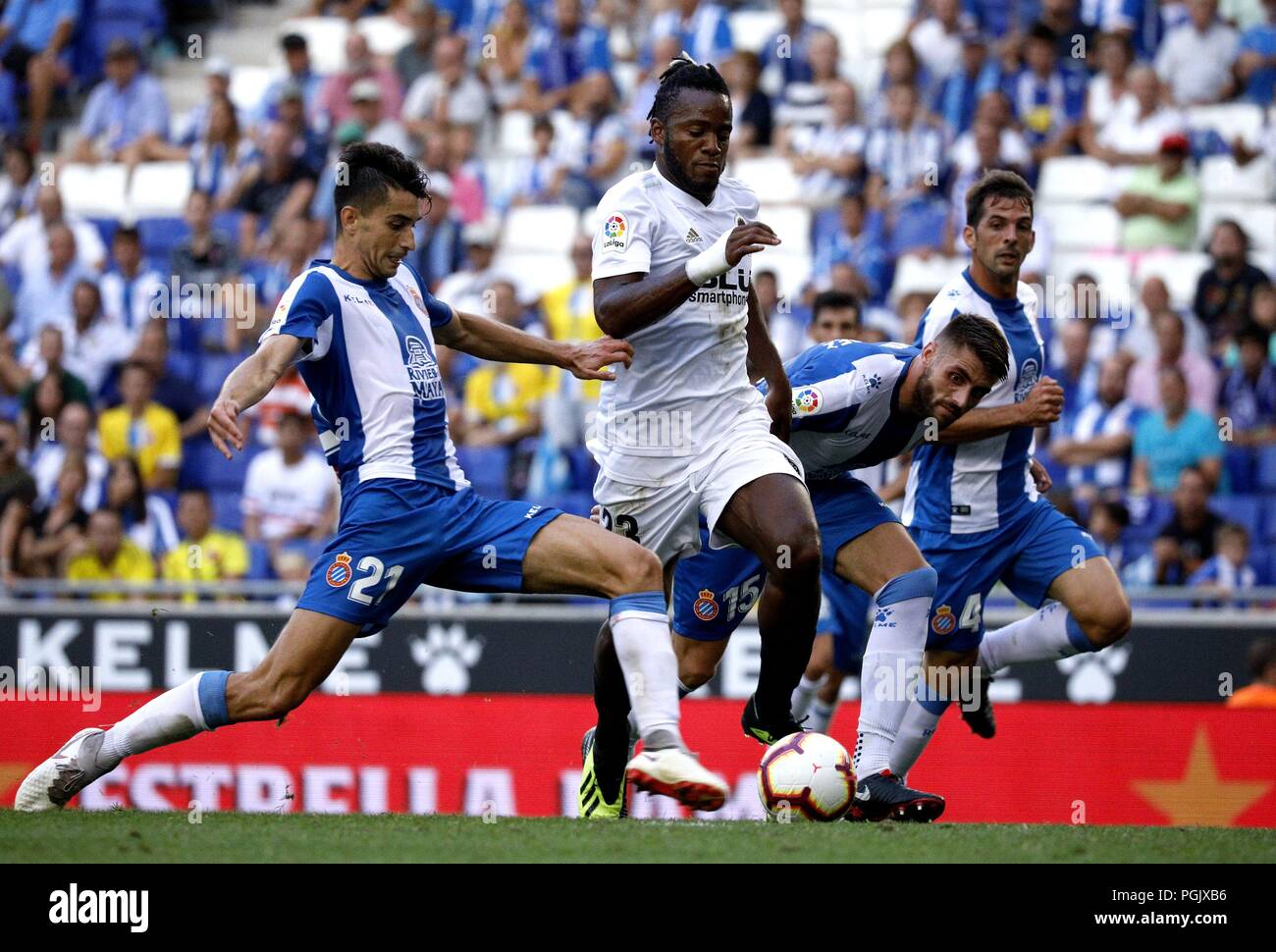 Barcellona, Spagna. 26 Ago, 2018. RCD Espanyol di Marc Roca (1L) il sistema VIES con Valencia Batshuayi Michy (2 L) durante la spagnola La Liga partita di calcio tra RCD Espanyol e Valencia a Barcellona, Spagna, il 26 agosto, 2018. RCD Espanyol ha vinto 2-0. Credito: Joan Gosa/Xinhua/Alamy Live News Foto Stock