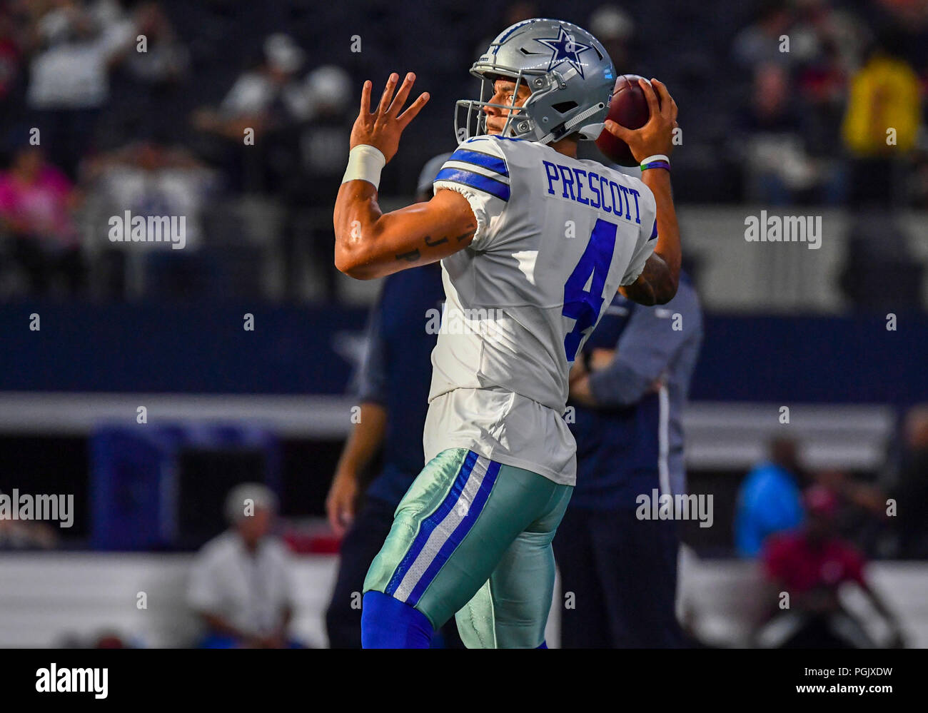 Dallas, Texas, Stati Uniti d'America. 26 Ago, 2018. Agosto 26, 2018: Dallas Cowboys quarterback Dak Prescott #4 si riscalda prima di preseason NFL partita di calcio tra la Arizona Cardinals e Dallas Cowboys di AT&T Stadium di Arlington, TX Arizona conduce 17-0 Dallas a metà Albert Pena/CSM Credito: Cal Sport Media/Alamy Live News Foto Stock