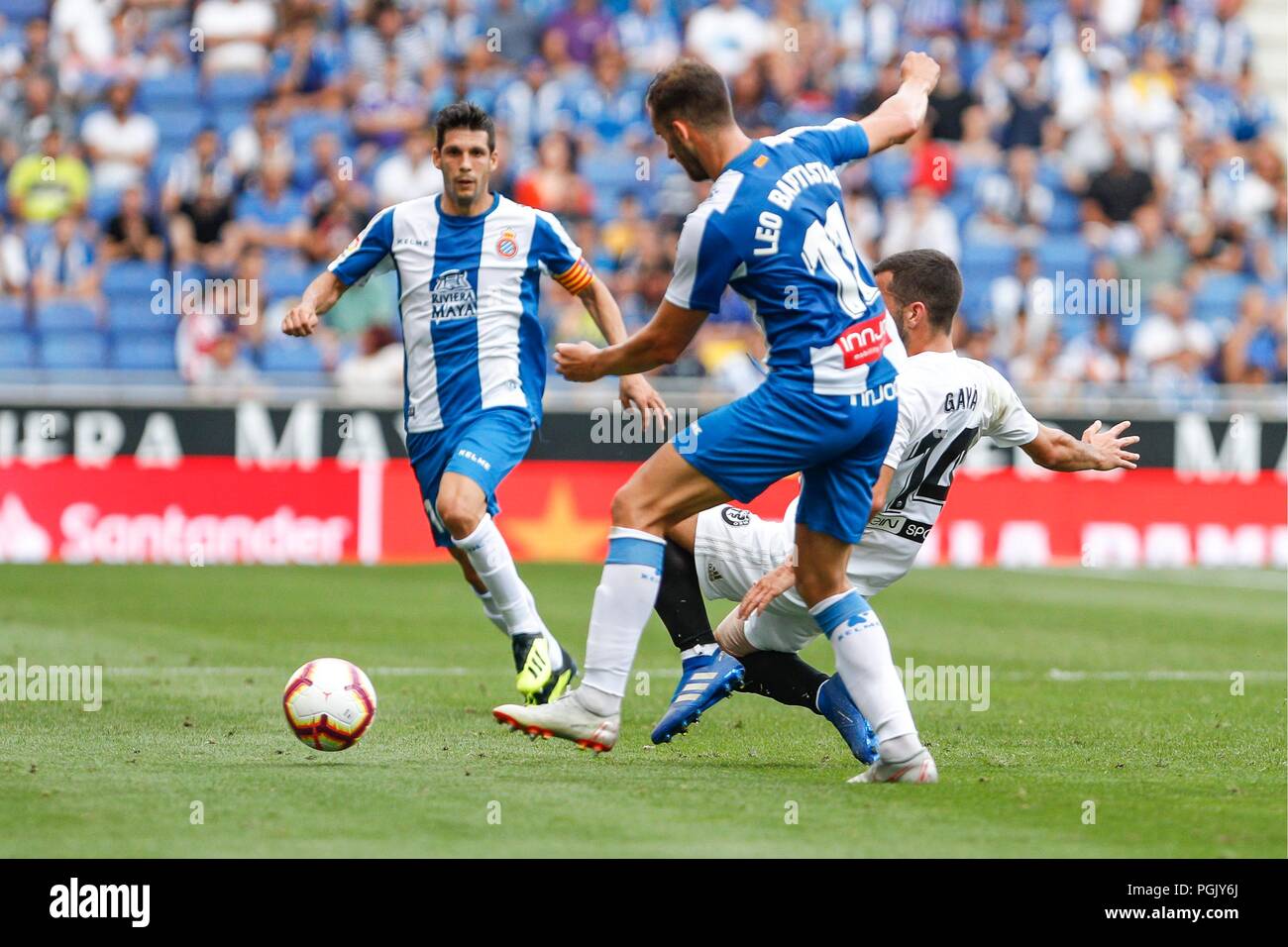 Spagna - 26 agosto: RCD Espanyol avanti Leo Baptistao (11) e Valencia CF defender Jose Luis Gaya (14) durante il match tra RCD Espanyol v Valencia per il round 2 della Liga Santander, suonato a Cornella-El Prat Stadium il 26 agosto 2018 a Barcellona, Spagna. (Credit: Urbanandsport / Cordon Premere) Credito: CORDON PREMERE/Alamy Live News Foto Stock