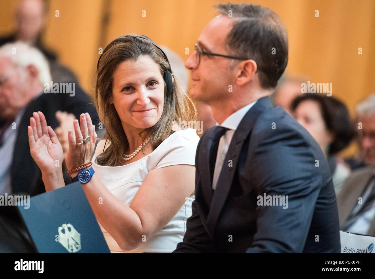 27 agosto 2018, Berlin, Germania: Heiko Maas del Partito socialdemocratico (SPD), federale degli Affari Esteri, e Chrystia Freeland, ministro degli Affari Esteri del Canada, partecipare all'apertura della Conferenza degli Ambasciatori presso la Federal Foreign Office. In occasione della conferenza dal titolo " la Germania nel Consiglio di Sicurezza delle Nazioni Unite: due anni di responsabilità globale", i capi di più di 200 missioni tedesco all'estero, come pure i rappresentanti delle ambasciate straniere e rappresentanti della politica e affari, discuterà l'Europa, le relazioni transatlantiche e la difesa del negoziato multilaterale basato su regole ordine. Foto: Bernd vo Foto Stock