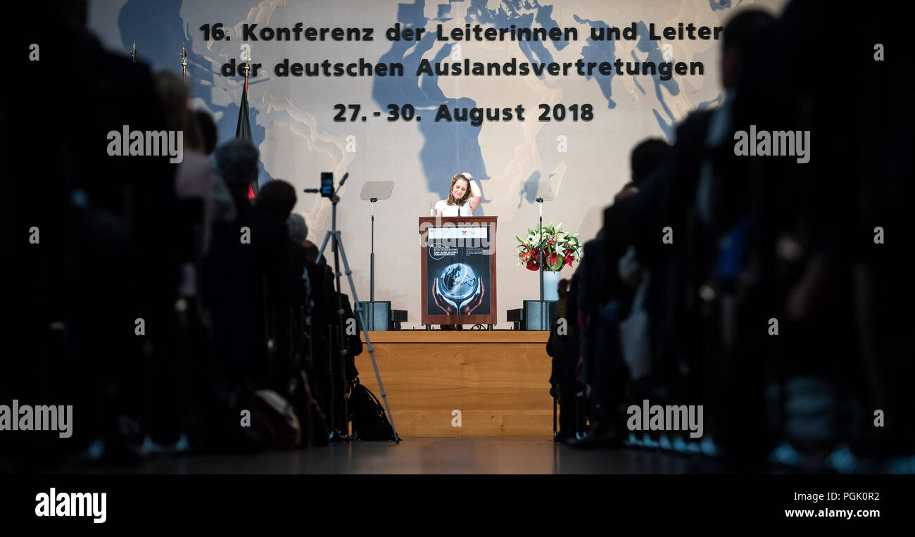 Germania Berlino. Il 27 agosto, 2018. Chrystia Freeland, ministro degli Affari Esteri del Canada, parla di apertura della Conferenza degli Ambasciatori presso la Federal Foreign Office. In occasione della conferenza dal titolo " la Germania nel Consiglio di Sicurezza delle Nazioni Unite: due anni di responsabilità globale", i capi di più di 200 missioni tedesco all'estero, come pure i rappresentanti delle ambasciate straniere e rappresentanti della politica e affari, discuterà l'Europa, le relazioni transatlantiche e la difesa del negoziato multilaterale basato su regole ordine. Credito: Bernd von Jutrczenka/dpa/Alamy Live News Foto Stock