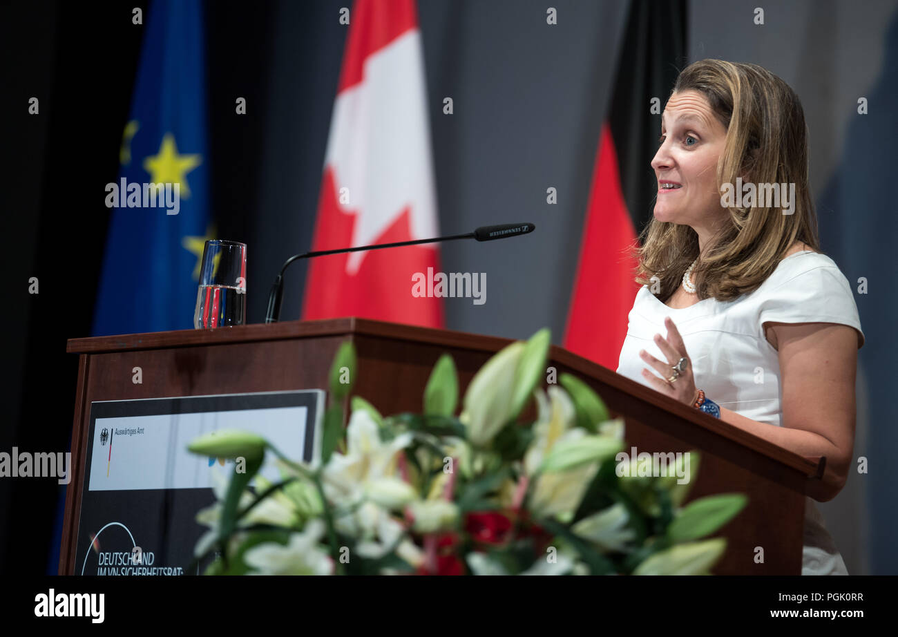 Germania Berlino. Il 27 agosto, 2018. Chrystia Freeland, ministro degli Affari Esteri del Canada, parla di apertura della Conferenza degli Ambasciatori presso la Federal Foreign Office. In occasione della conferenza dal titolo " la Germania nel Consiglio di Sicurezza delle Nazioni Unite: due anni di responsabilità globale", i capi di più di 200 missioni tedesco all'estero, come pure i rappresentanti delle ambasciate straniere e rappresentanti della politica e affari, discuterà l'Europa, le relazioni transatlantiche e la difesa del negoziato multilaterale basato su regole ordine. Credito: Bernd von Jutrczenka/dpa/Alamy Live News Foto Stock