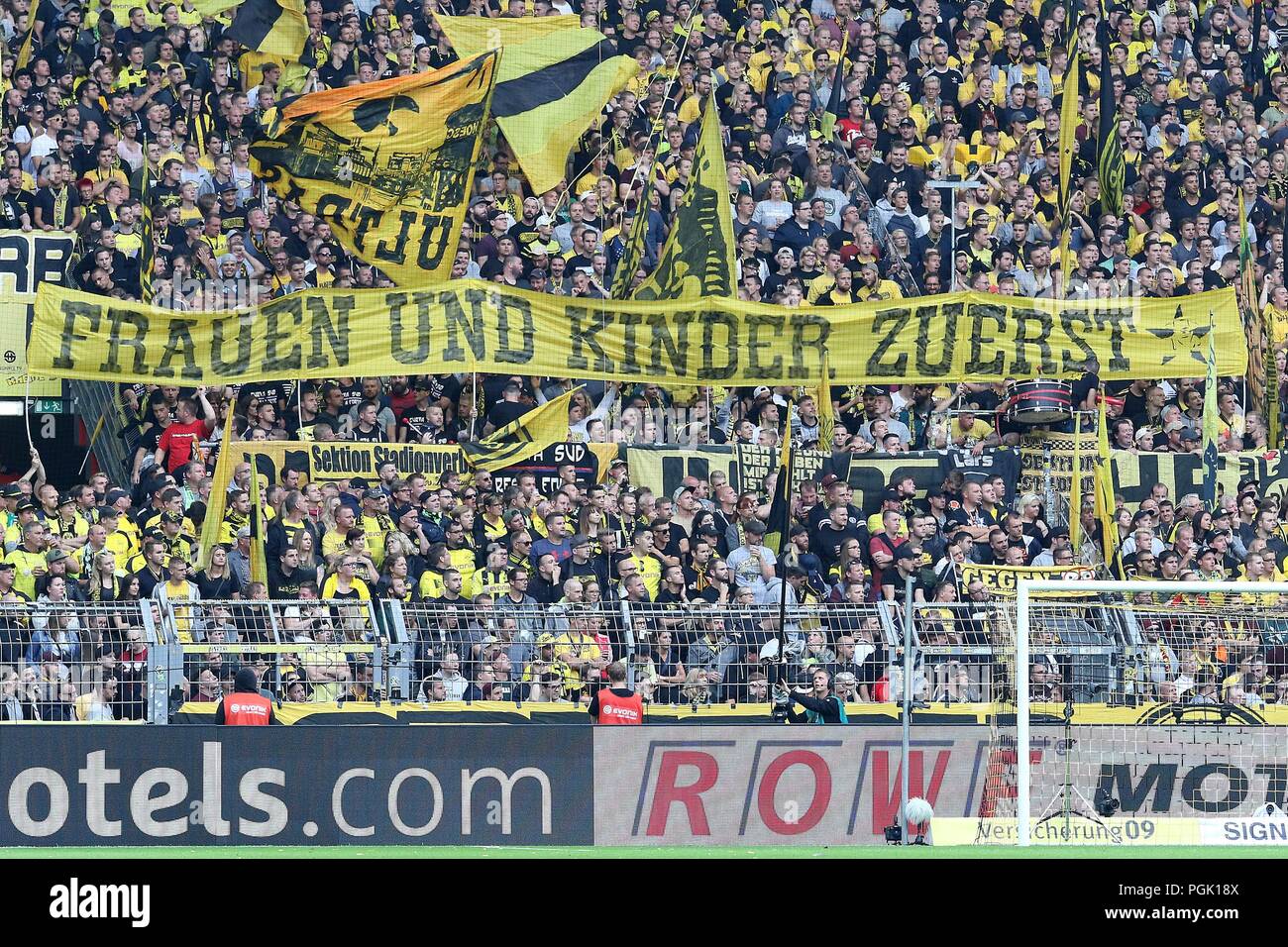 Dortmund, Germania 26. Agosto 2018: 1. BL - 18/19 - Borussia Dortmund vs. RB Leipzig fan del Borussia Dortmund con un banner "donne e bambini prima' Fan Chart/ventole/blocco della ventola/DFL regolamenti vietano qualsiasi uso delle immagini come sequenze di immagini e/o quasi-video. | Utilizzo di tutto il mondo Foto Stock