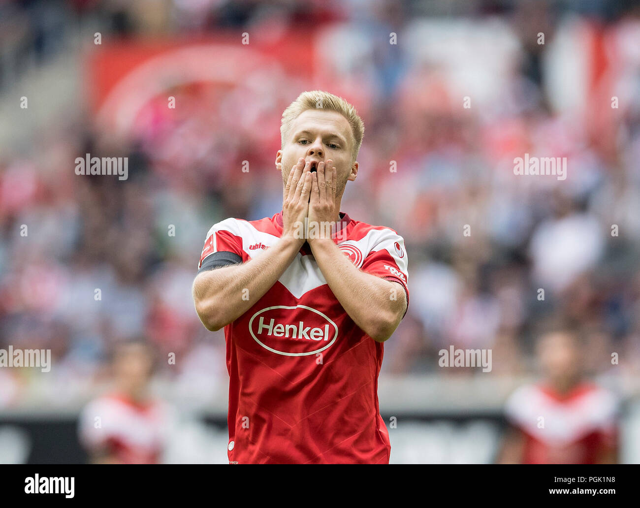 Jean CAMERA (D) frustrato dopo un mancato goalchance gesto, gesto. Soccer 1.Bundesliga, 1.Spieltag, Fortuna Dusseldorf (D) - FC Augsburg (A) 1: 2, il 25/08/2018 a Duesseldorf / Germania. ## DFL regolamenti vietano qualsiasi uso di fotografie come sequenze di immagini e / o quasi-video ## € | Utilizzo di tutto il mondo Foto Stock