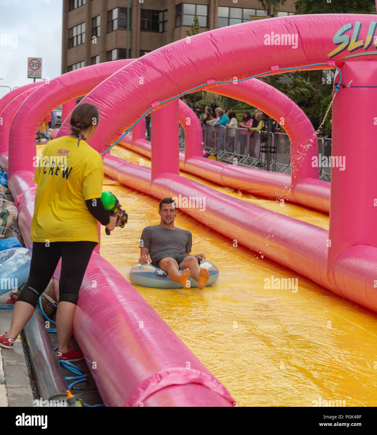 Scivolo d'acqua gigante Bournemouth Regno Unito. Il 27 agosto 2018. Dopo non essendo in grado di operare su Domenica a causa di forti venti, hanno aperto il lunedì festivo, per tutte le folle a godere. Credito: Suzanne McGowan/Alamy Live News Foto Stock