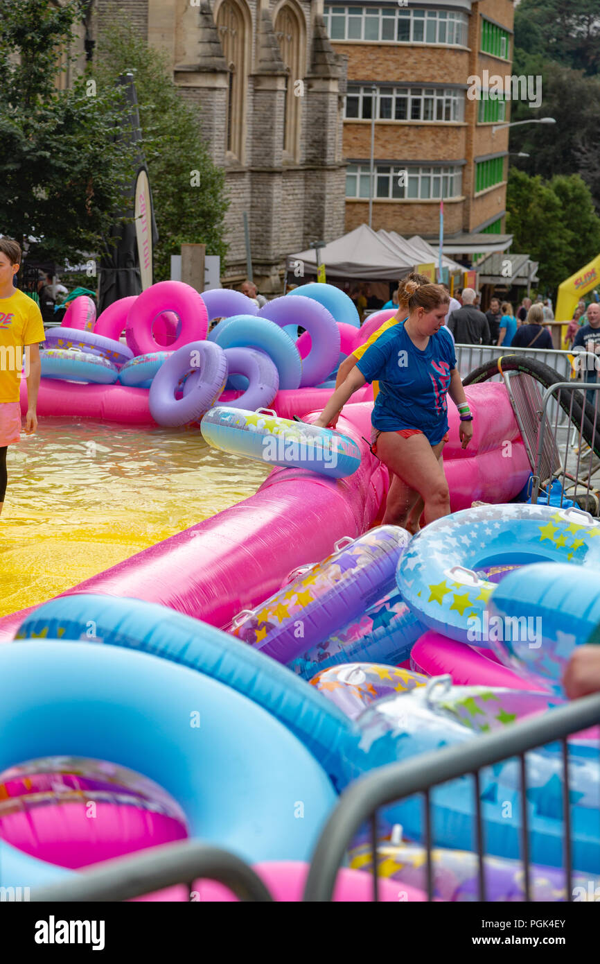 Scivolo d'acqua gigante Bournemouth Regno Unito. Il 27 agosto 2018. Dopo non essendo in grado di operare su Domenica a causa di forti venti, hanno aperto il lunedì festivo, per tutte le folle a godere. Credito: Suzanne McGowan/Alamy Live News Foto Stock