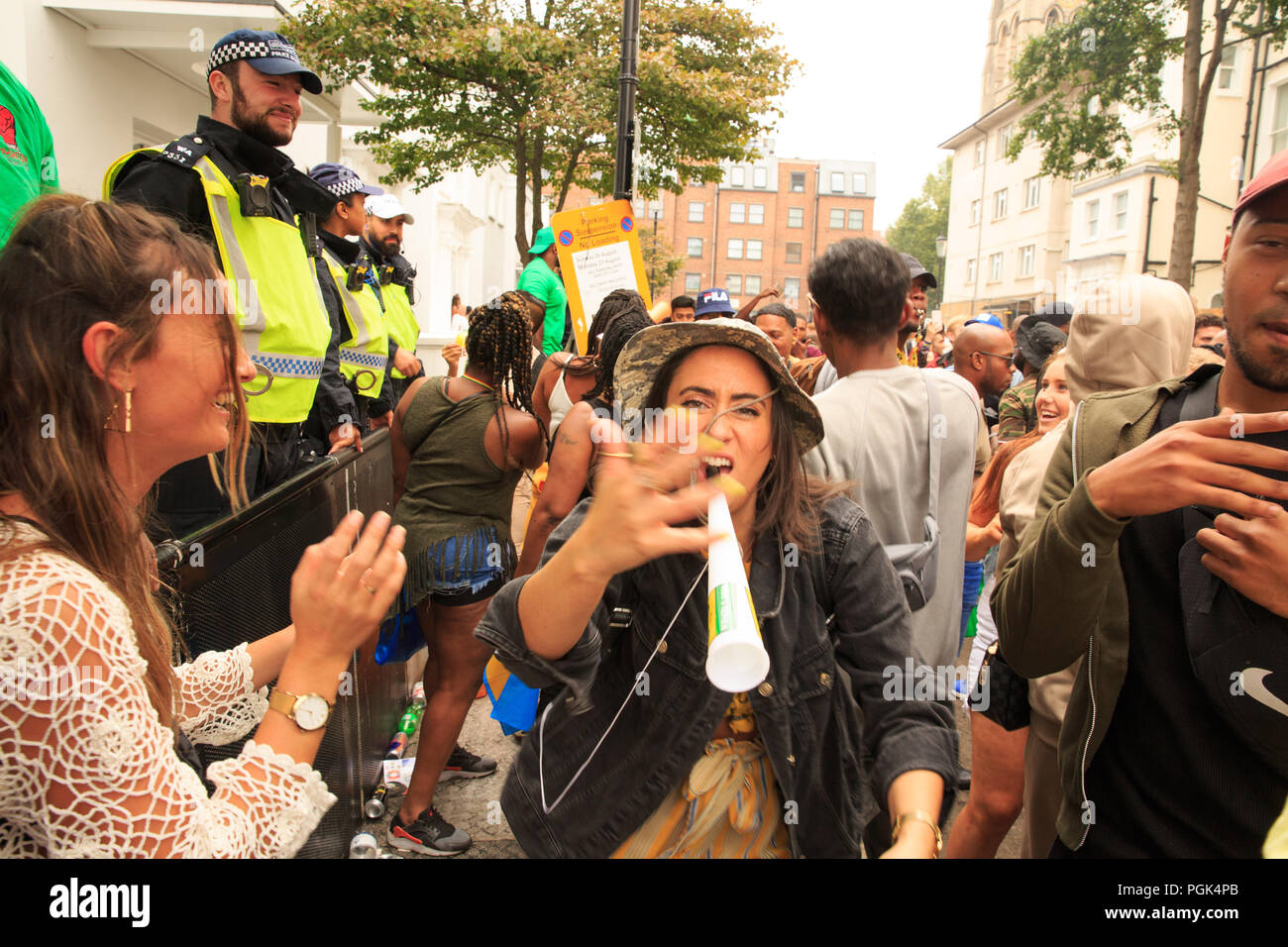 Powis Square, Londra, Regno Unito, 27 agosto 2108, il carnevale di Notting Hill frequentatori in corrispondenza di una parte di strada, esecutori di carnevale, © Richard Soans/Alamy Live News Foto Stock