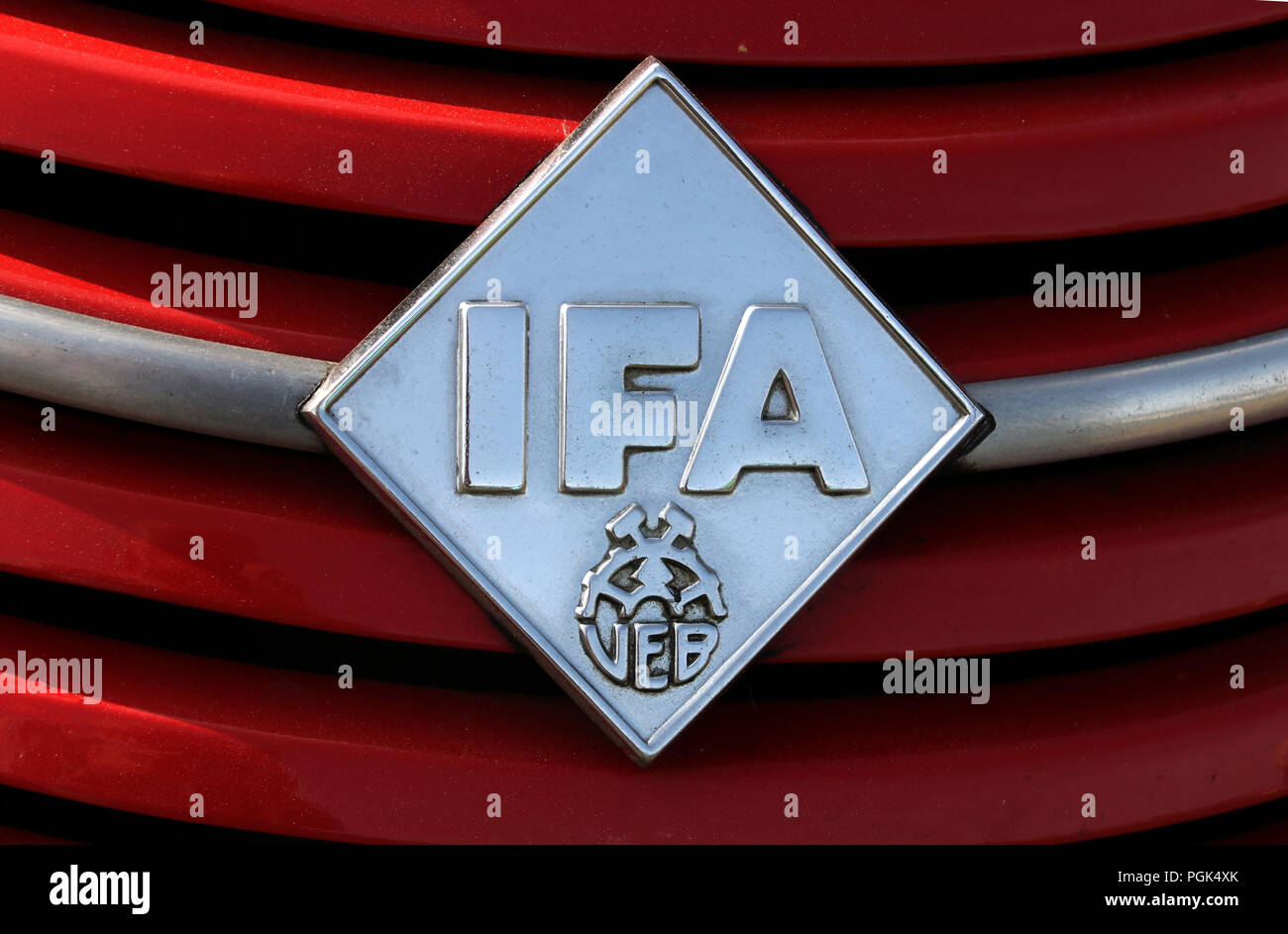 Magdeburg, Germania. 25 Ago, 2018. Logo della società su un veicolo della RDT fabbricante IFA al 'Ost-Mobil-Meeting-Magdeburg Ausstellung' (OMMMA) Riunione organizzata da "IFA-Freunde Sachsen-Anhalt', oltre 1500 competenti dalla produzione anni 1946 al 1991 da ex paesi del blocco orientale sarà mostrato. Credito: Peter Förster/dpa-Zentralbild/dpa/Alamy Live News Foto Stock