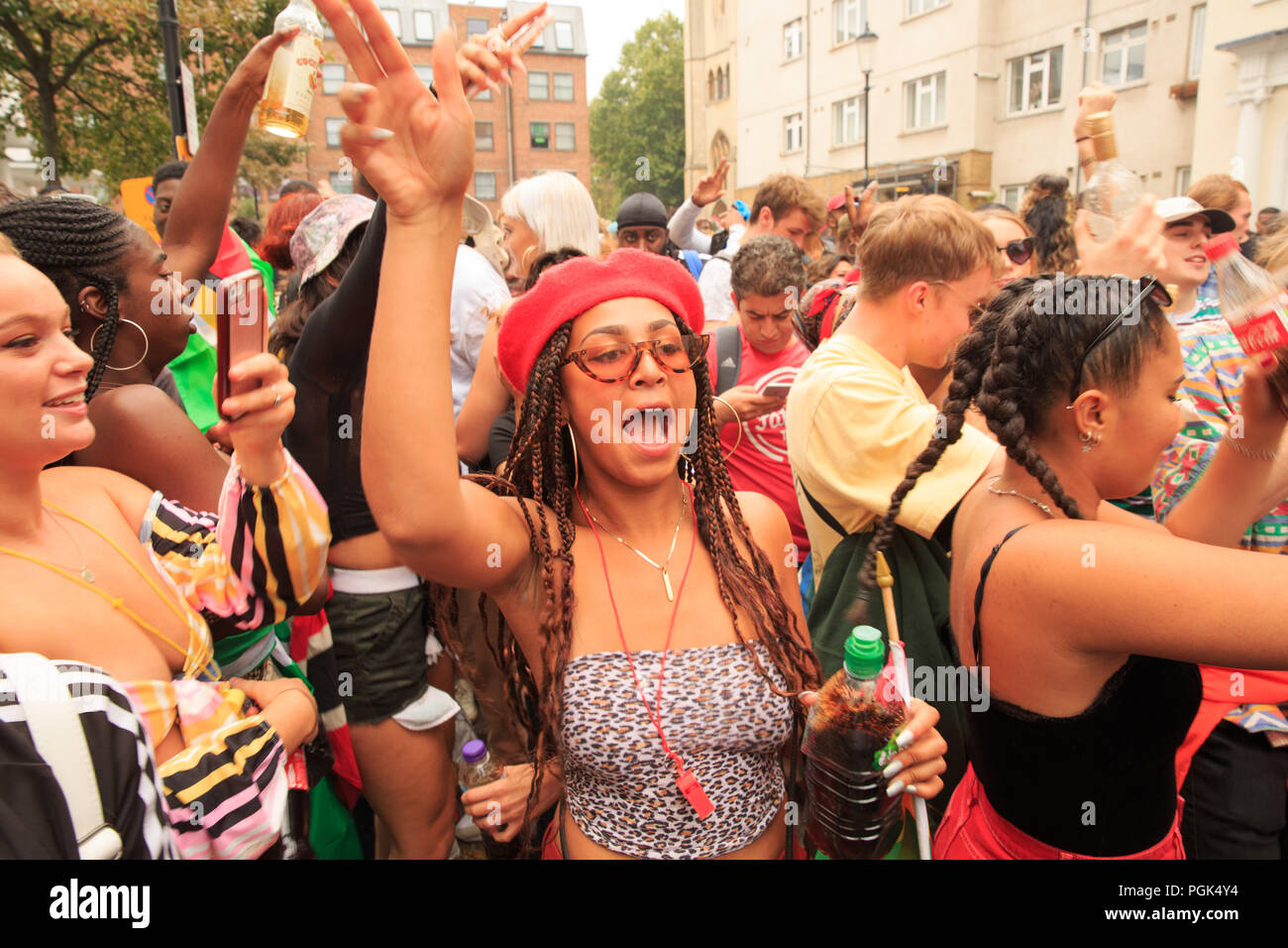 Powis Square, Londra, Regno Unito, 27 agosto 2108, il carnevale di Notting Hill frequentatori in corrispondenza di una parte di strada, esecutori di carnevale, © Richard Soans/Alamy Live News Foto Stock