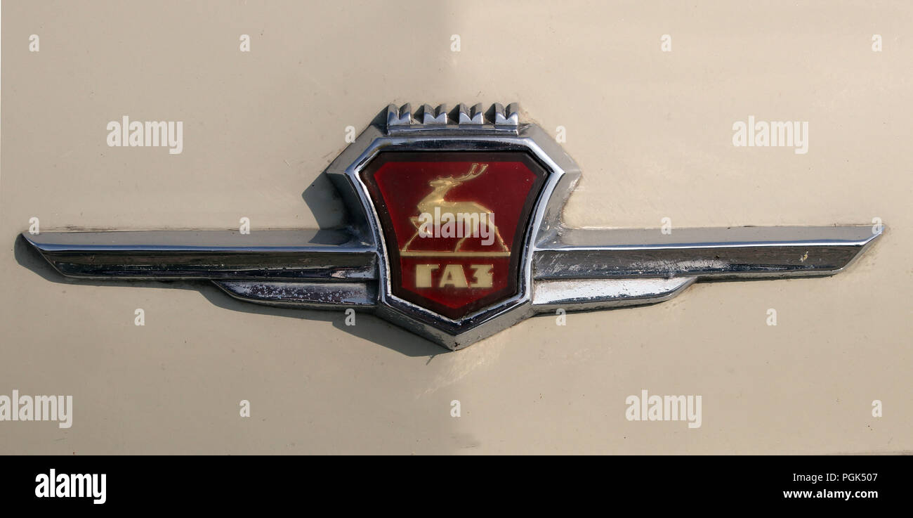 Magdeburg, Germania. 25 Ago, 2018. Logo della società su una limousine del produttore sovietico "Gorkowski Awtomobilny Sawod' a 'Ost-Mobil-Meeting-Magdeburg Ausstellung' (OMMMA) Riunione organizzata da "IFA-Freunde Sachsen-Anhalt" più di 1500 competenti dalla produzione anni 1946 al 1991 degli ex paesi del blocco orientale sono mostrati. Credito: Peter Förster/dpa-Zentralbild/dpa/Alamy Live News Foto Stock