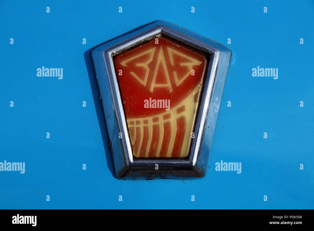 Magdeburg, Germania. 25 Ago, 2018. Logo della società su una limousine del produttore sovietico "Gorkowski Awtomobilny Sawod' a 'Ost-Mobil-Meeting-Magdeburg Ausstellung' (OMMMA) Riunione organizzata da "IFA-Freunde Sachsen-Anhalt" più di 1500 competenti dalla produzione anni 1946 al 1991 degli ex paesi del blocco orientale sono mostrati. Credito: Peter Förster/dpa-Zentralbild/dpa/Alamy Live News Foto Stock