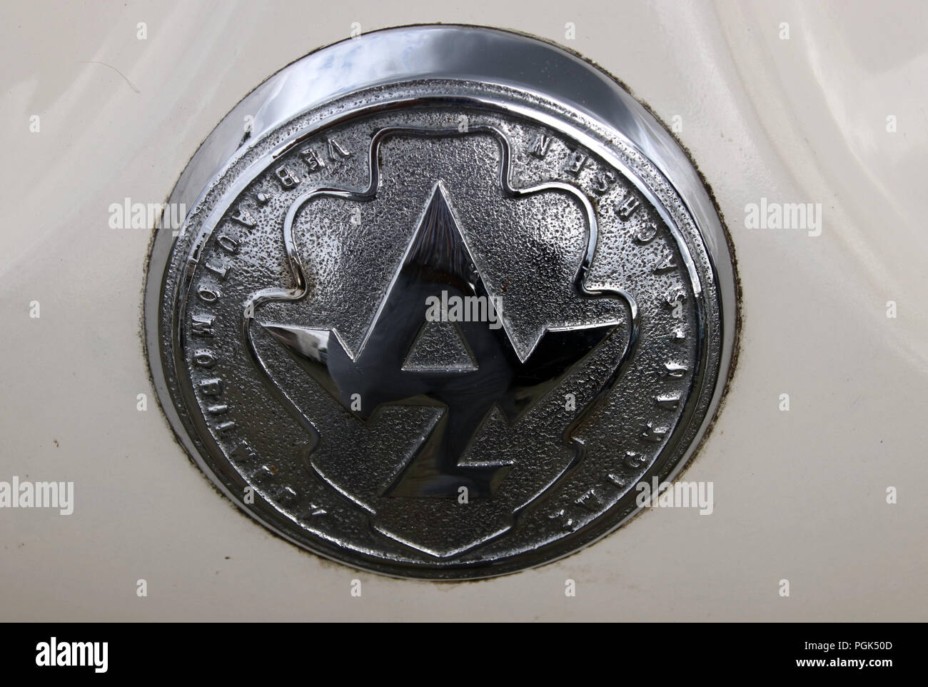 Magdeburg, Germania. 25 Ago, 2018. Logo della società su un veicolo della RDT fabbricante Sachsenring Zwickau. Al 'Ost-Mobil-Meeting-Magdeburg Ausstellung' (OMMMA) Riunione organizzata da "IFA-Freunde Sachsen-Anhalt" più di 1500 competenti dalla produzione anni 1946 al 1991 da ex paesi del blocco orientale sarà mostrato. Credito: Peter Förster/dpa-Zentralbild/dpa/Alamy Live News Foto Stock