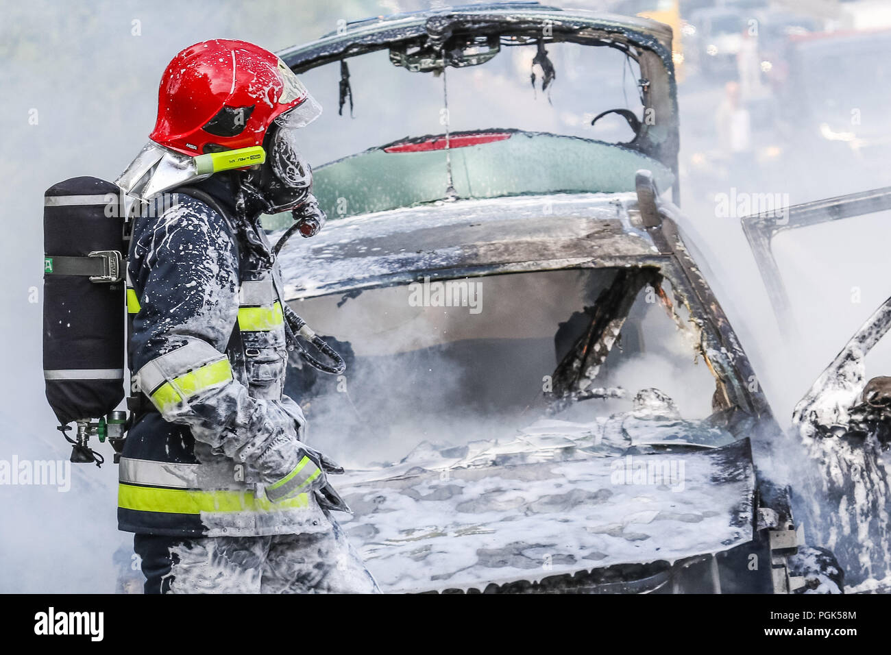 Gdynia, Polonia 27th. Agosto 2018 macchina fuoco sulla S6 - TriCity ringroad a Gdynia. Vigili del fuoco da dello Stato polacco Vigili del Fuoco (Straz Pozarna) sono visibili mentre tenta di controll fire della Renault New Scenic 5 posti auto. Vettura ha cominciato a bruciare violentemente durante la guida. © Vadim Pacajev / Alamy Live News Foto Stock