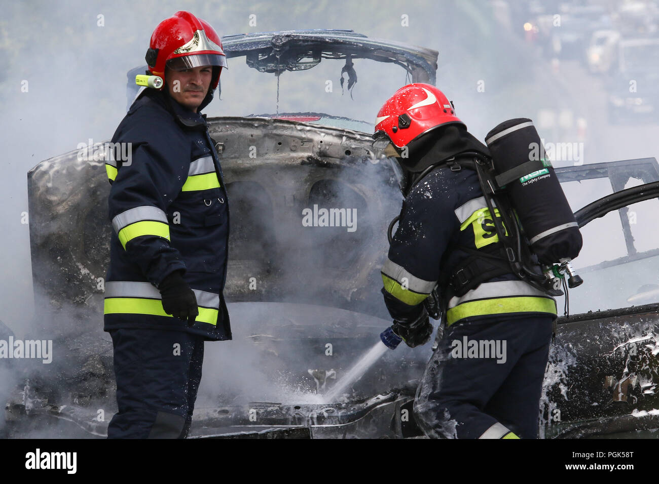 Gdynia, Polonia 27th. Agosto 2018 macchina fuoco sulla S6 - TriCity ringroad a Gdynia. Vigili del fuoco da dello Stato polacco Vigili del Fuoco (Straz Pozarna) sono visibili mentre tenta di controll fire della Renault New Scenic 5 posti auto. Vettura ha cominciato a bruciare violentemente durante la guida. © Vadim Pacajev / Alamy Live News Foto Stock