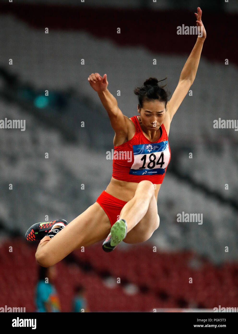 Jakarta. Il 27 agosto, 2018. Xu Xiaoling della Cina compete durante le donne salto in lungo Finale di atletica di Giochi Asiatici 2018 a Jakarta, Indonesia su agosto 27, 2018. Credito: Wang Lili/Xinhua/Alamy Live News Foto Stock