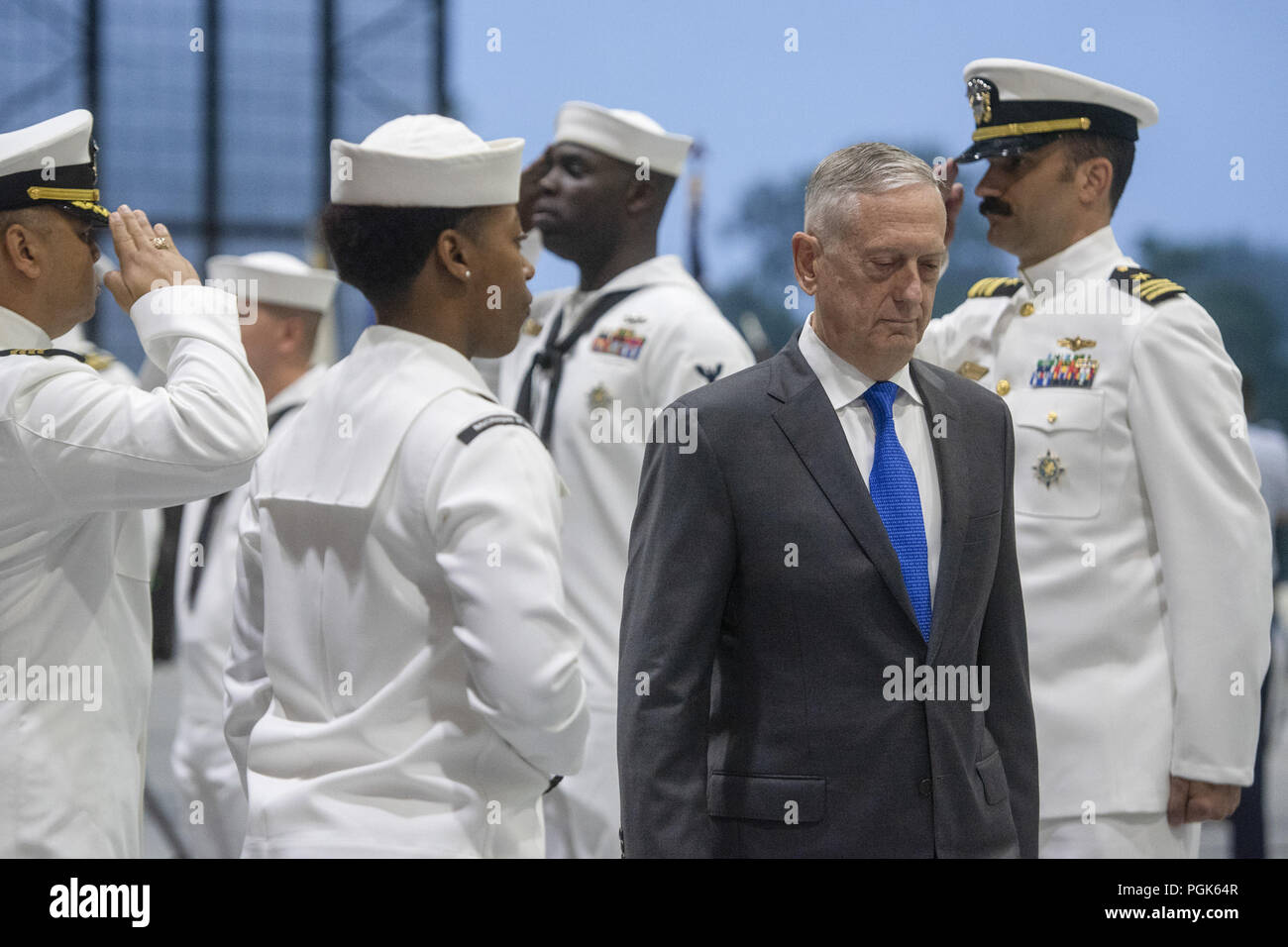 Scott AFB, IL, Stati Uniti d'America. 24 Ago, 2018. Il Segretario della Difesa James N. Mattis passa attraverso il lato dei ragazzi a servire come presiedere officer per gli Stati Uniti Il trasporto il comando Modifica del comando cerimonia, dove esercito gen. Stephen R. Lione alleviato Air Force Gen. Darren W. McDew, a Scott Air Force Base, 24 agosto 2018. Lione è la prima ufficiale dell'esercito per portare il comando. (DOD foto di Marina Petty Officer 1. Classe Dominique A. Pineiro) US Joint Staff via globallookpress.com Credito: Us Joint personale/Russo/Look ZUMA filo/Alamy Live News Foto Stock