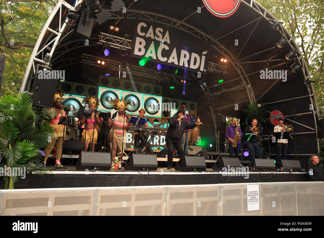 Powis Square, Londra, Regno Unito, 27 agosto 2108, il carnevale di Notting Hill frequentatori in corrispondenza di una parte di strada, esecutori di carnevale, © Richard Soans/Alamy Live News Foto Stock