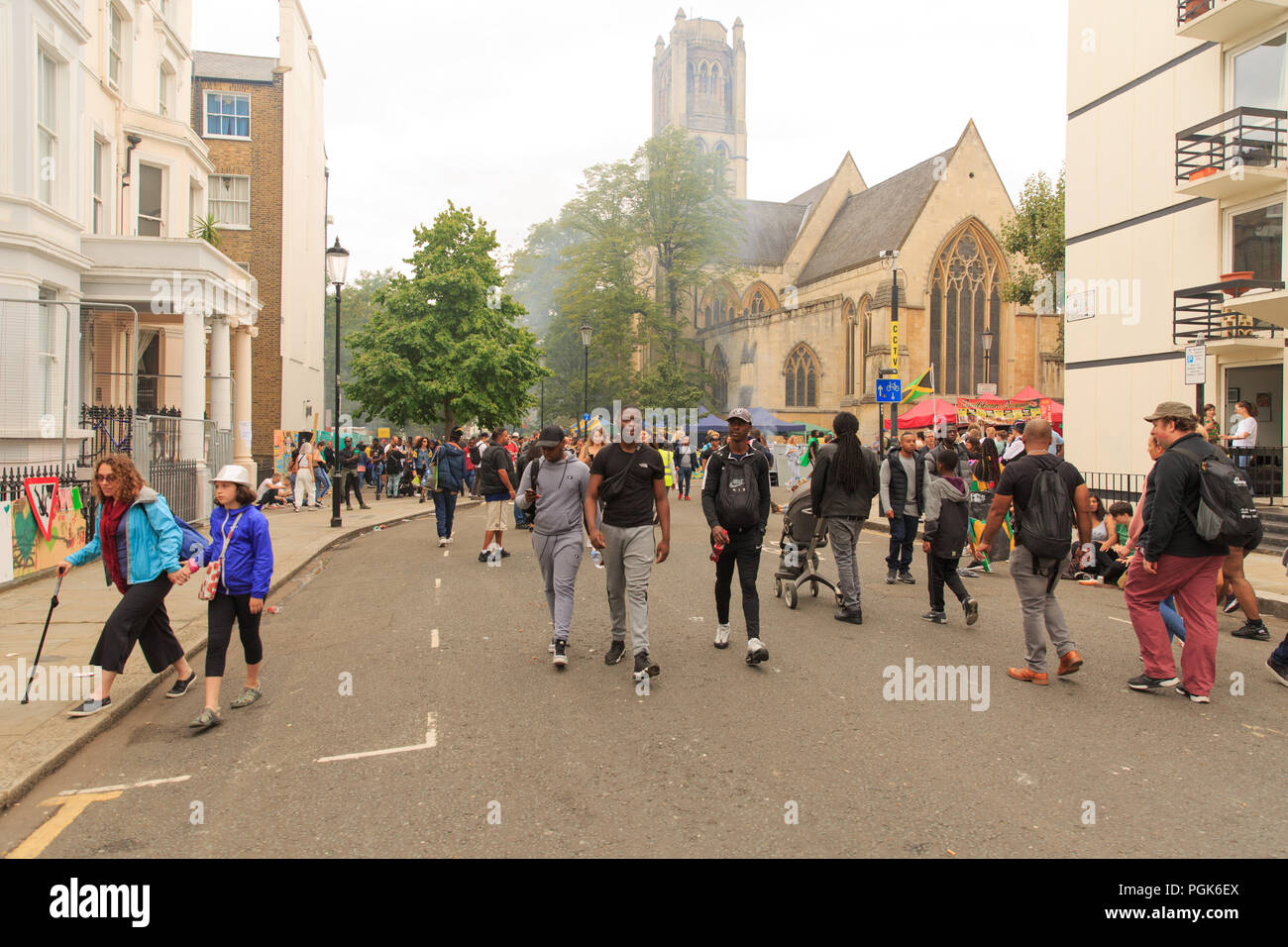 Powis Square, Londra, Regno Unito, 27 agosto 2108, il carnevale di Notting Hill frequentatori in corrispondenza di una parte di strada, esecutori di carnevale, © Richard Soans/Alamy Live News Foto Stock