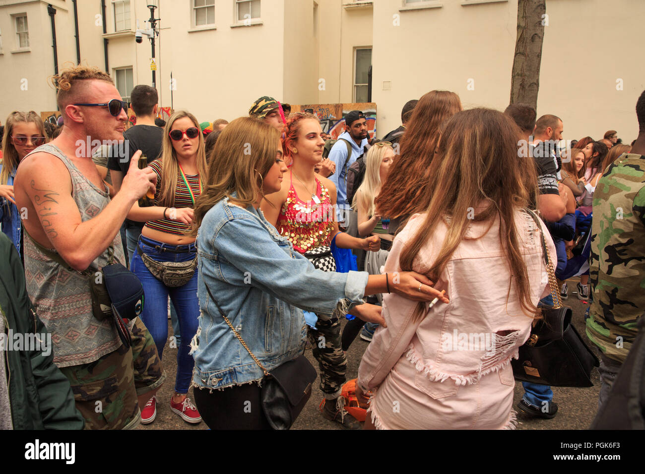 Powis Square, Londra, Regno Unito, 27 agosto 2108, il carnevale di Notting Hill frequentatori in corrispondenza di una parte di strada, esecutori di carnevale, © Richard Soans/Alamy Live News Foto Stock