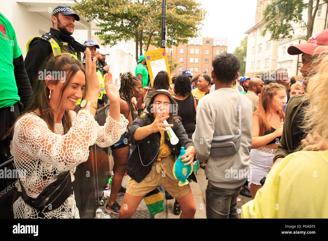 Powis Square, Londra, Regno Unito, 27 agosto 2108, il carnevale di Notting Hill frequentatori in corrispondenza di una parte di strada, esecutori di carnevale, © Richard Soans/Alamy Live News Foto Stock