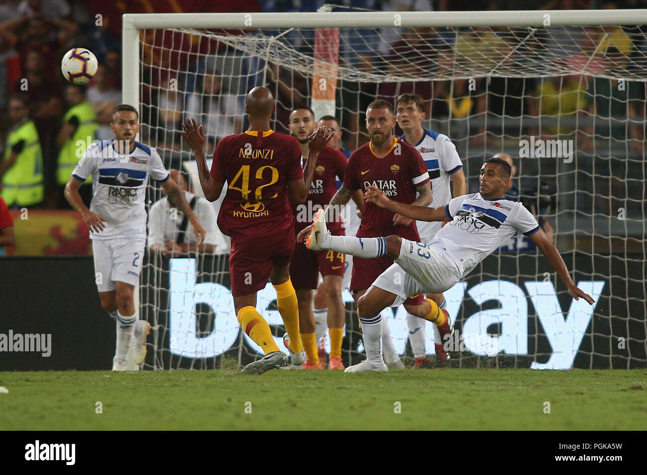 Roma, Italia. Il 27 agosto, 2018. 27.08.2018. Stadio Olimpico di Roma, Italia. SERIE A: NZONZI, ALI ADNAN in azione durante il campionato italiano di una partita tra A.S. ROMA V ATALANTA allo Stadio Olimpico di Roma. Credit: Indipendente Agenzia fotografica/Alamy Live News Foto Stock