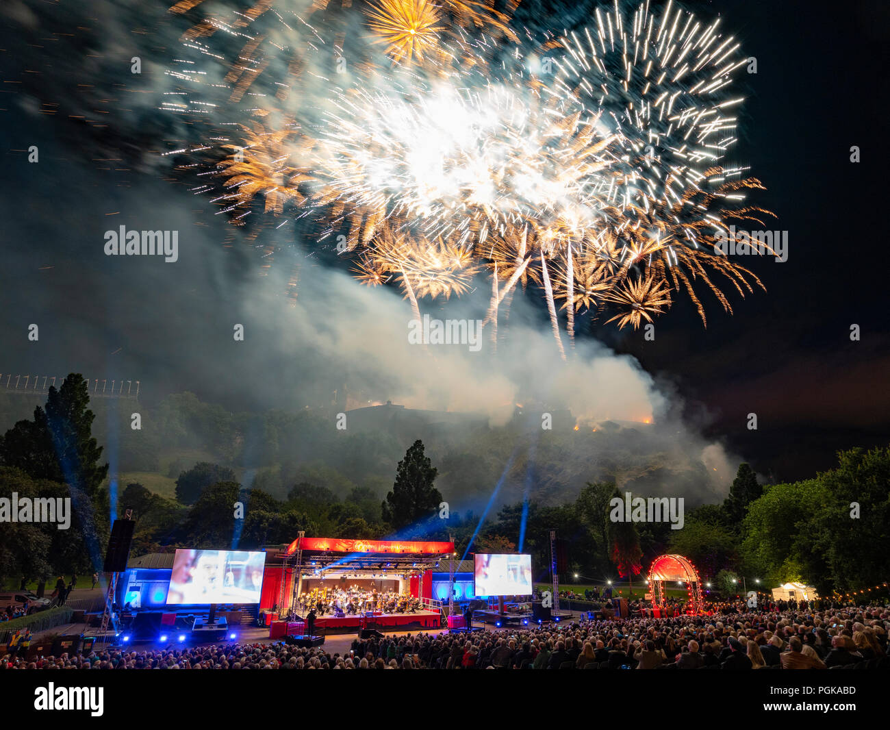 Edimburgo, Scozia, Regno Unito. 27 Agosto, 2018. L'Edinburgh International Festival si è concluso con la Vergine denaro concerto di fuochi d'artificio in Princes Street Gardens con lo sfondo del Castello di Edimburgo. La musica dalla Scottish Chamber orchestra che suona i pianeti di Gustav Holst. Credito: Iain Masterton/Alamy Live News Foto Stock