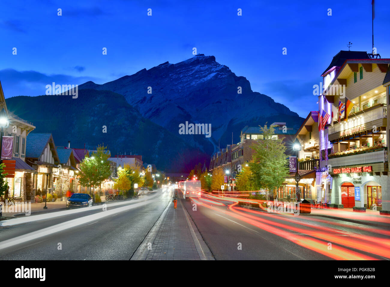 Street View di famosi Banff Avenue a Twilight time. Banff è una località di villeggiatura e uno del Canada più popolari destinazioni turistiche. Foto Stock