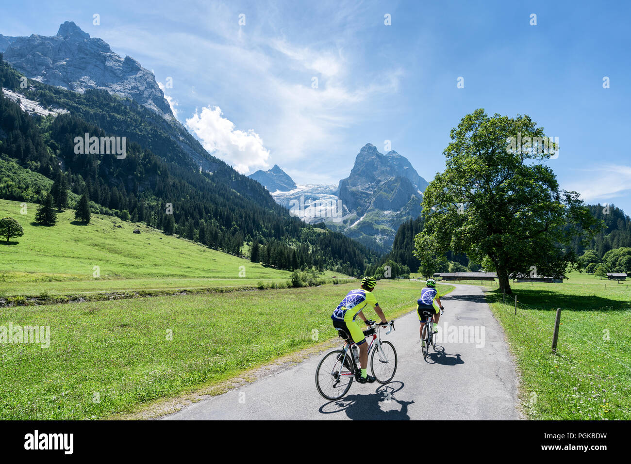 Escursioni in bicicletta fino a Grosse Scheidegg verso Grindelwald, Svizzera, Europa Foto Stock