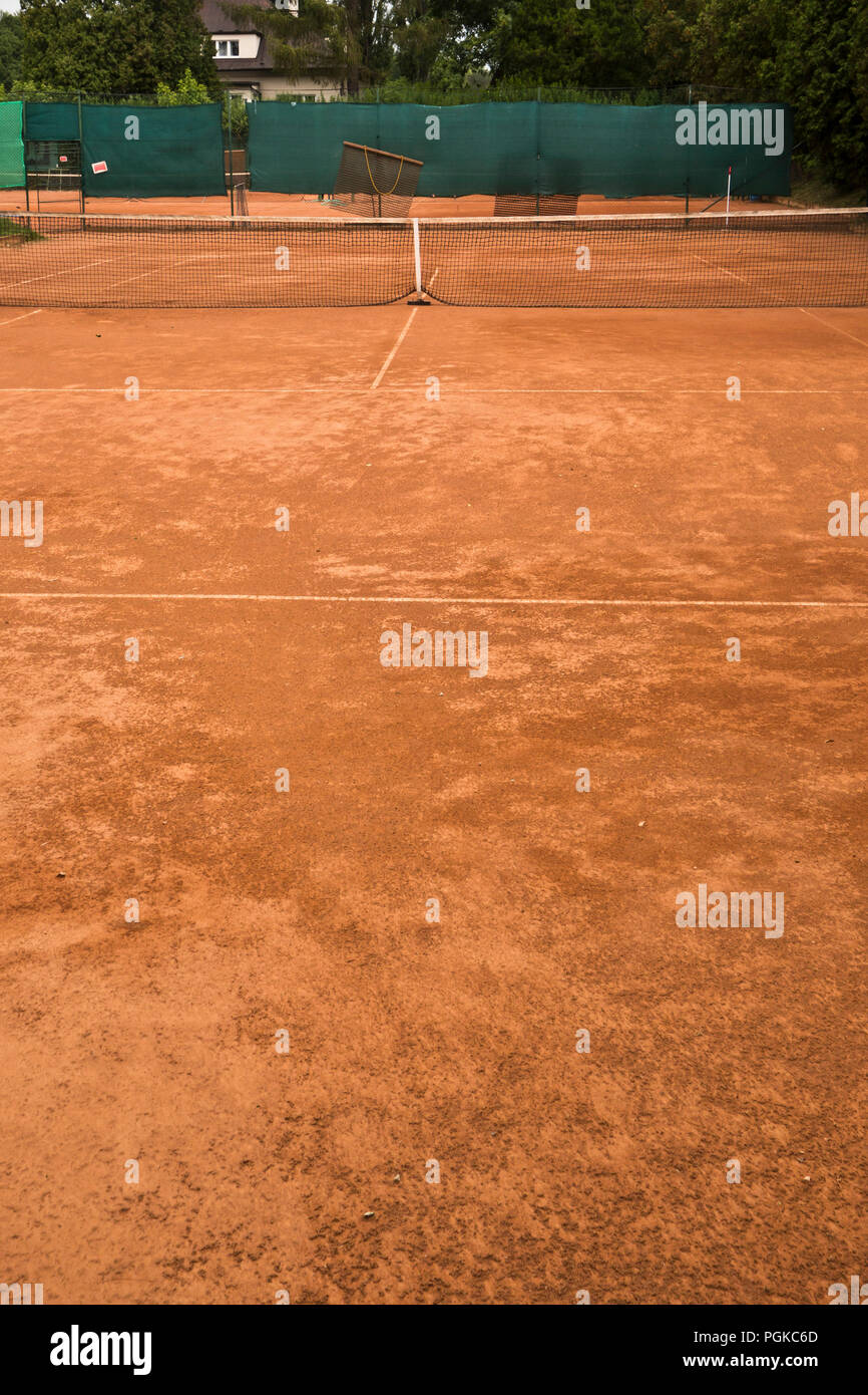Campo da tennis in terra battuta deserta Foto Stock