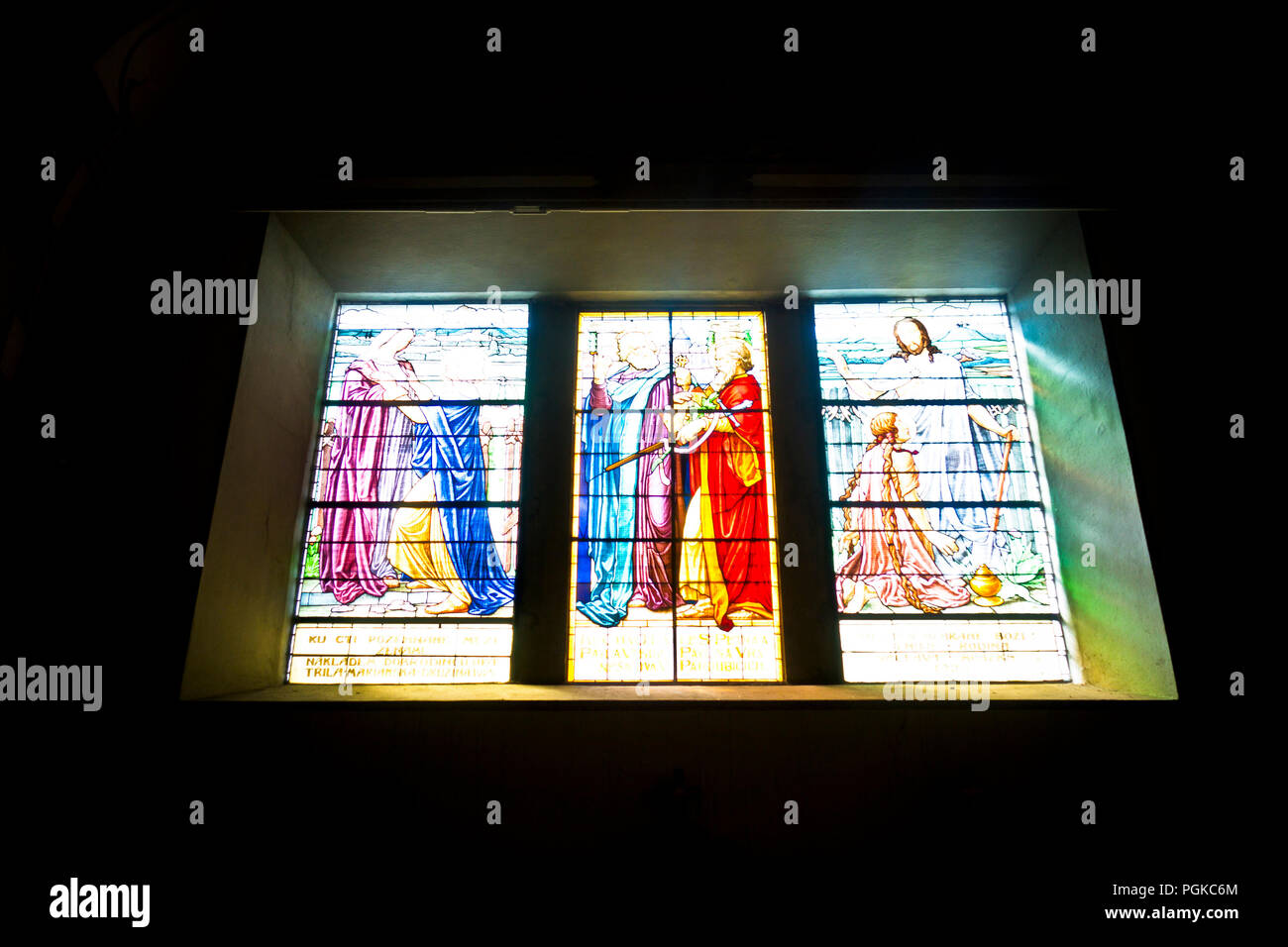 Vetrata nel San Bartolomeo chiesa di Pardubice, con scene della Bibbia Foto Stock