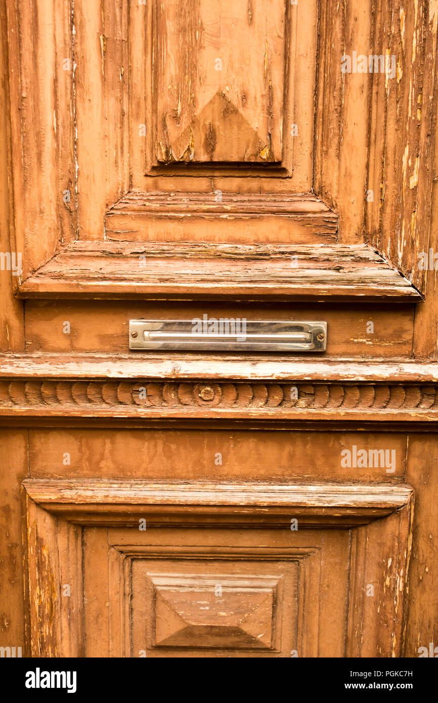 Un mail slot in una vecchia porta di legno Foto Stock