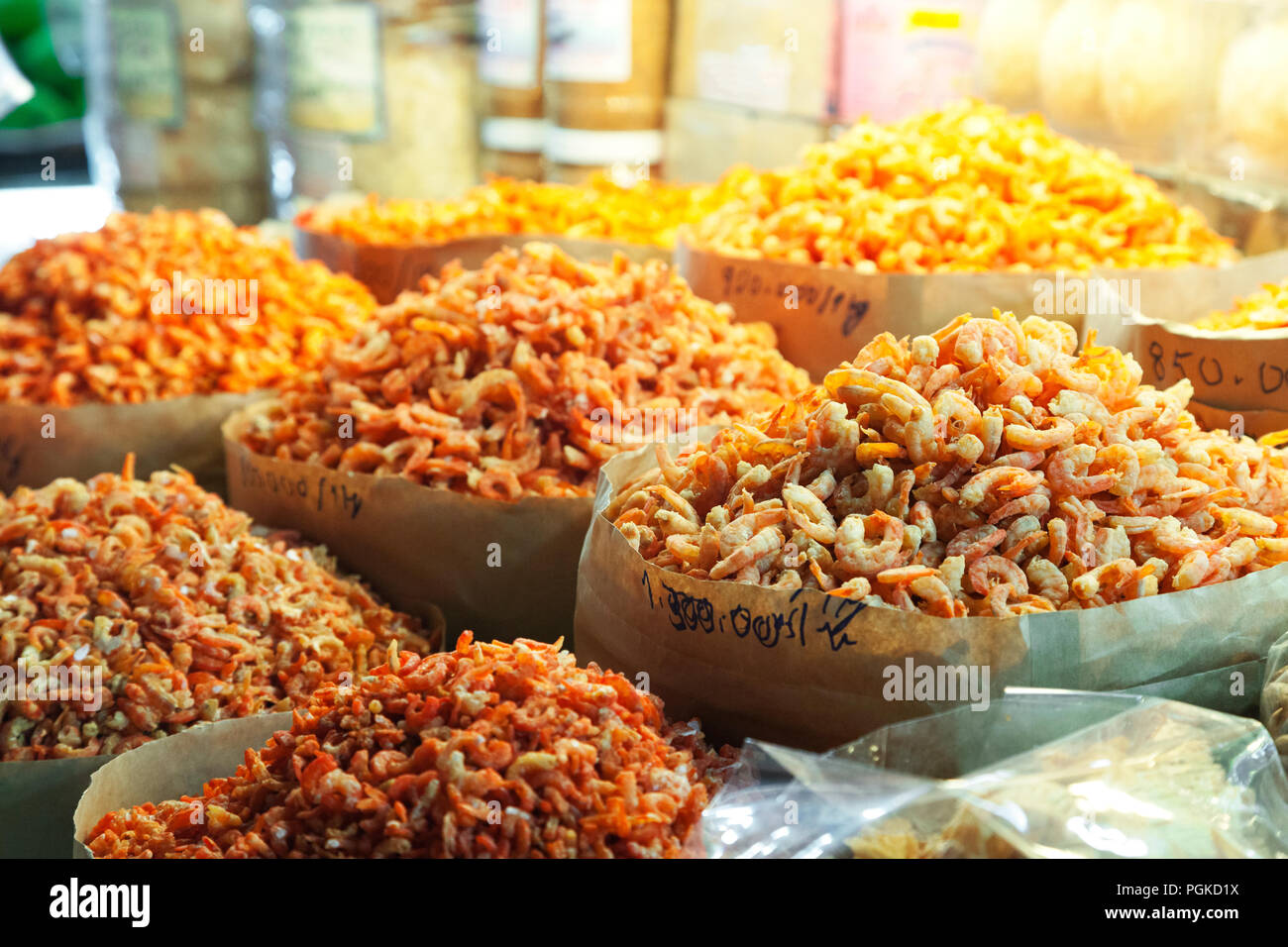 Gamberetti essiccati in un mercato vietnamita Foto Stock