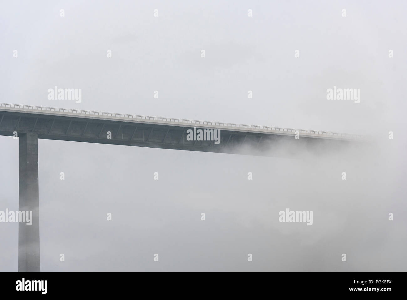 Più alto viadotto tedesco, sul quale viene eseguito l'autostrada 6, il Kochertalbrucke superato dalla nebbia e nuvole, vicino Schwabisch Hall, Germania. Foto Stock