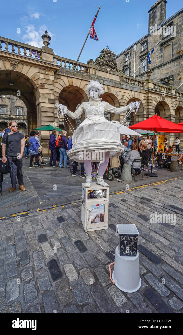 Street performer at the Edinburgh Festival Fringe 2017 nella strada alta parte del Royal Mile di Edimburgo in Scozia UK Foto Stock