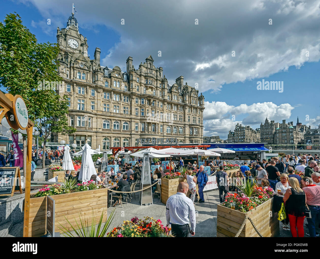 Festival Village sulla sommità del Waverley Mall con cafe cultura mangiare e bere nella città di Edimburgo in Scozia UK Foto Stock