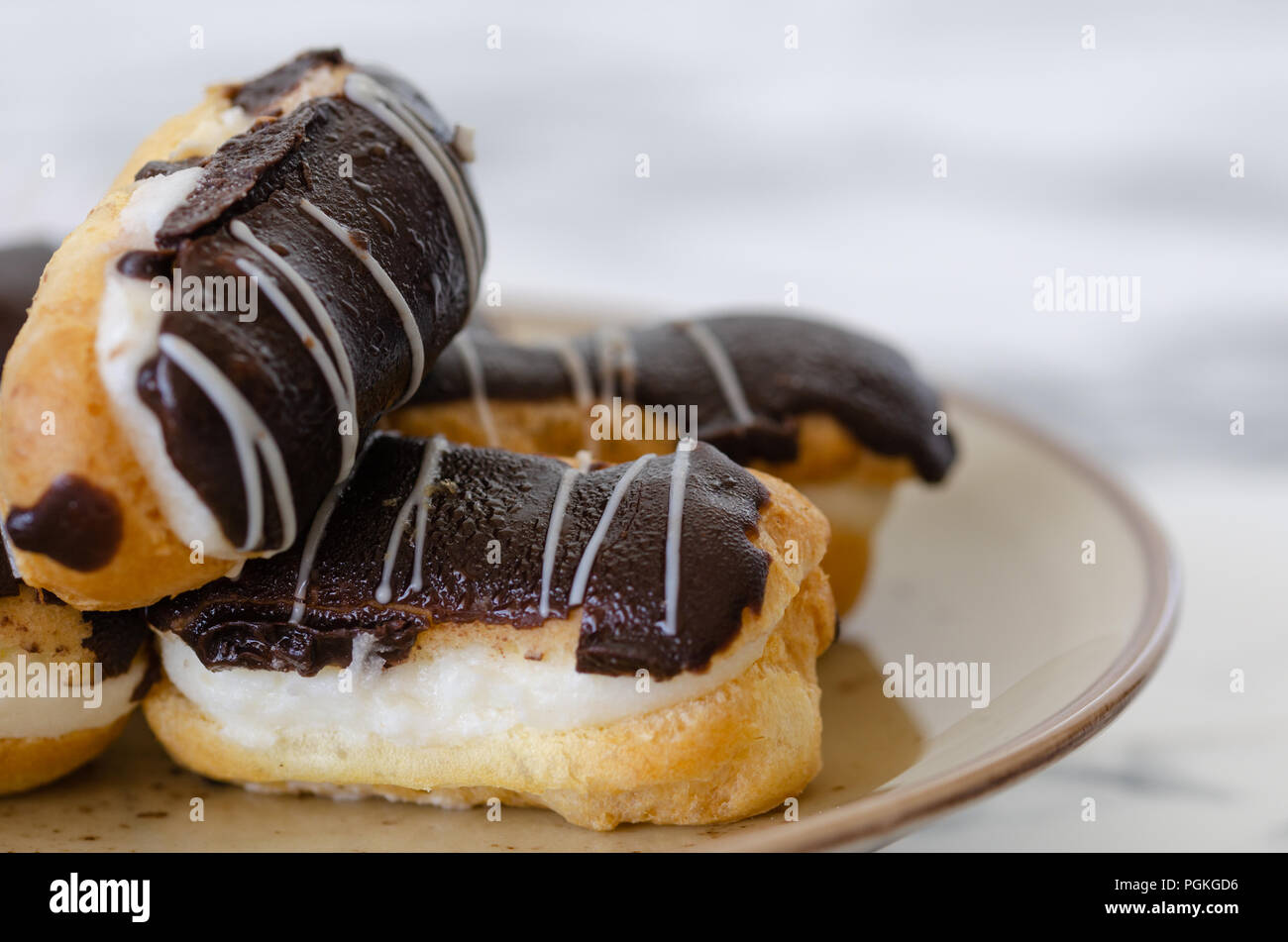 In stile tradizionale francese dessert su una piastra bianca. Spazio vuoto per la progettazione del modello di testo Foto Stock