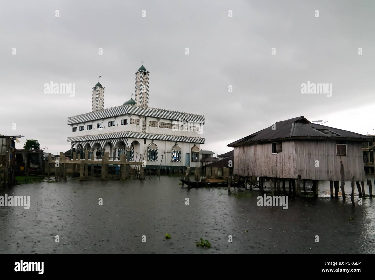 Palafitte e moschea nel villaggio di Ganvie sul lago Nokoue in Benin Foto Stock