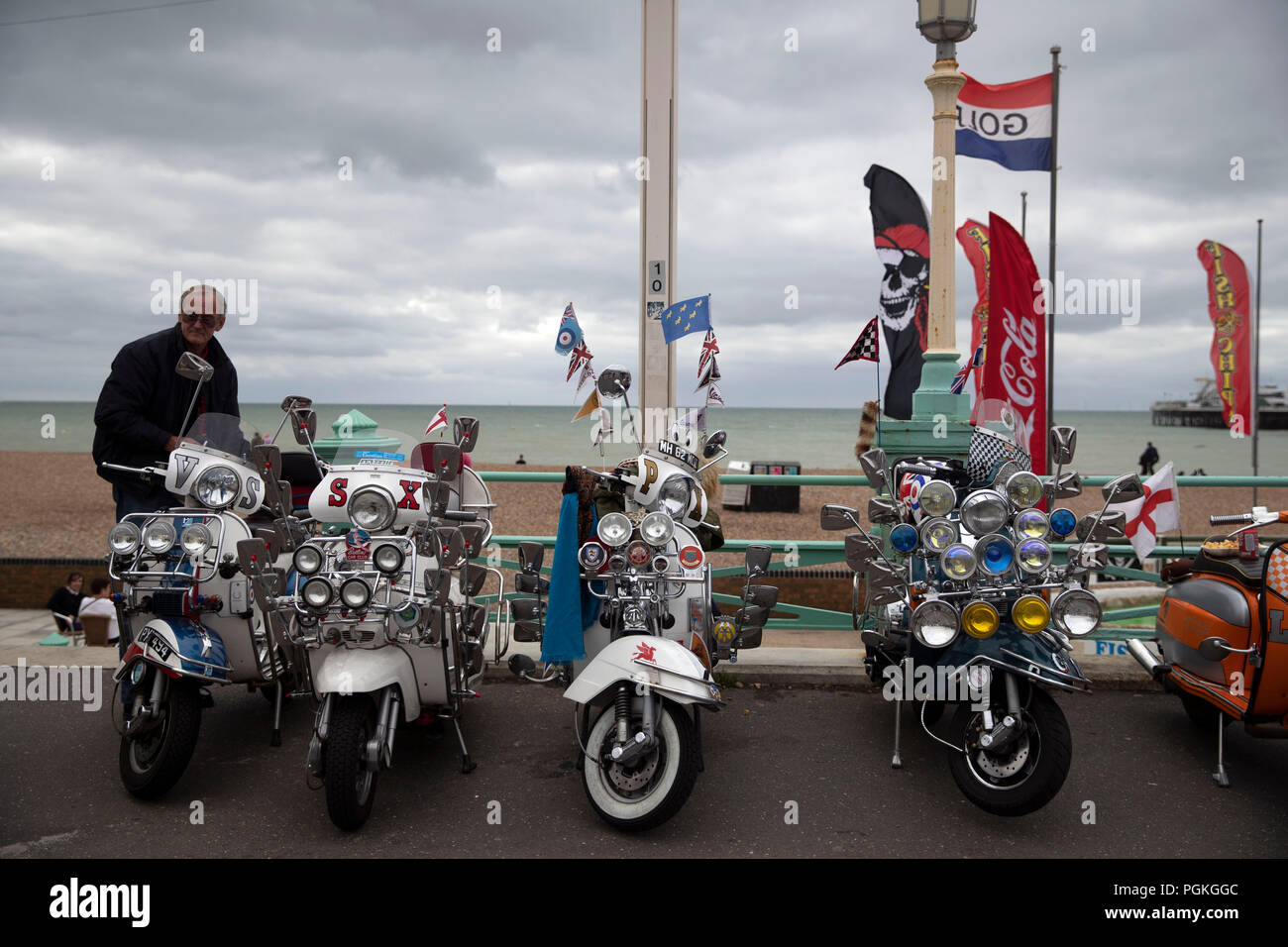 Anni sessanta scooter parcheggiate accanto alla spiaggia di Brighton durante il Brighton Mod Weekender. Foto Stock