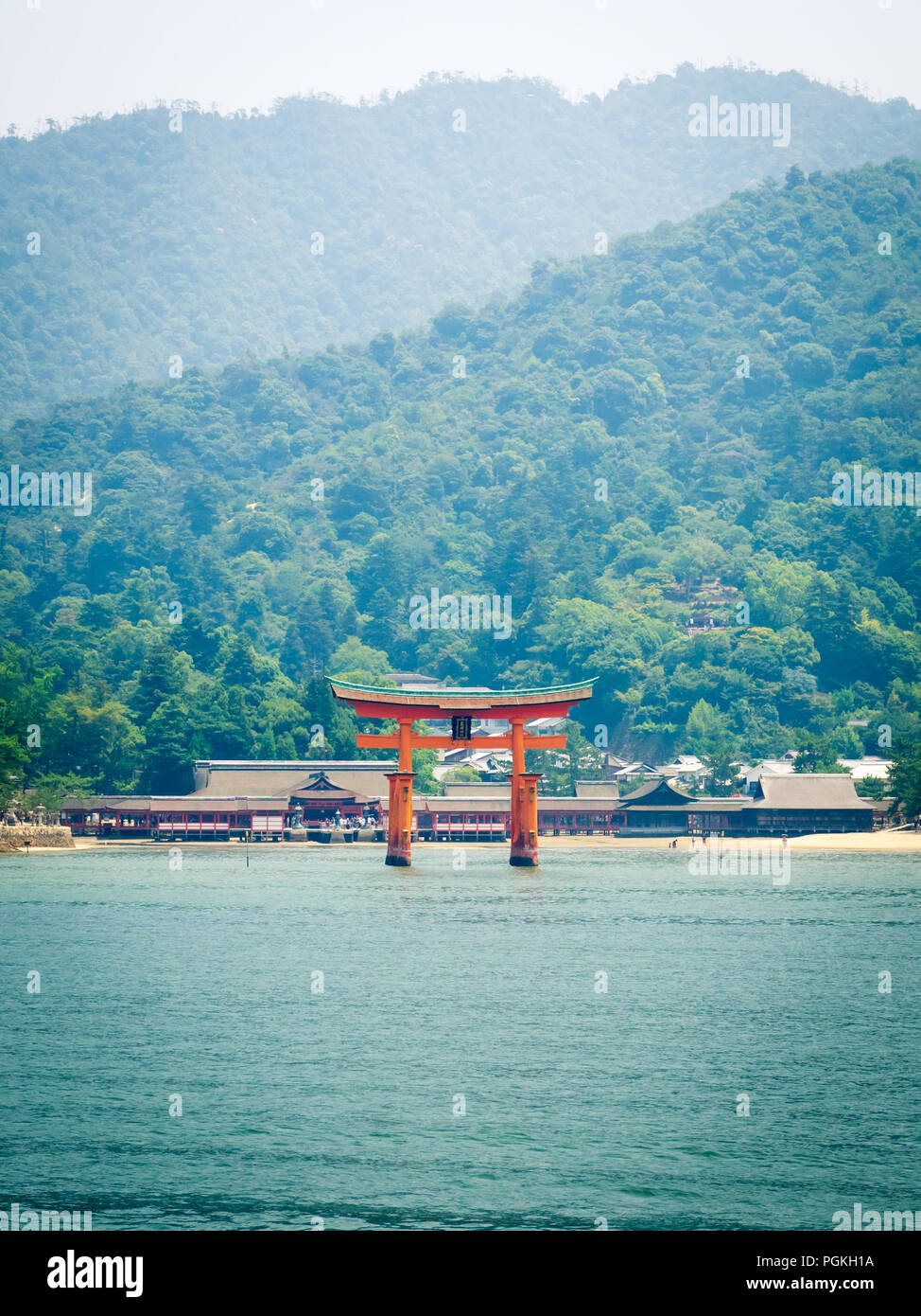 Il famoso floating torii gate del santuario di Itsukushima (Sacrario di Itsukushima-jinja) sull'isola di Miyajima (Itsukushima) nella Prefettura di Hiroshima, Giappone. Foto Stock