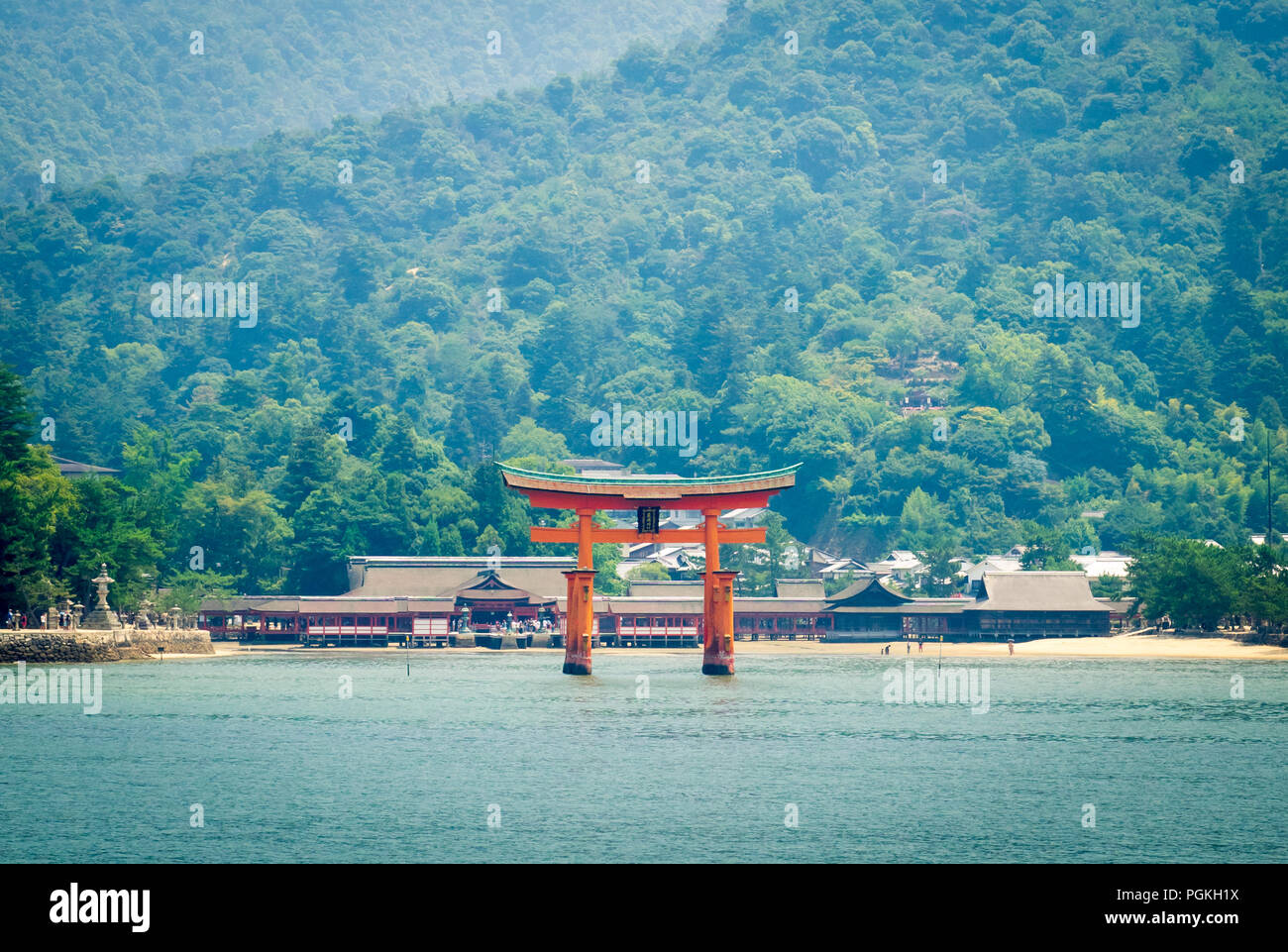 Il famoso floating torii gate del santuario di Itsukushima (Sacrario di Itsukushima-jinja) sull'isola di Miyajima (Itsukushima) nella Prefettura di Hiroshima, Giappone. Foto Stock