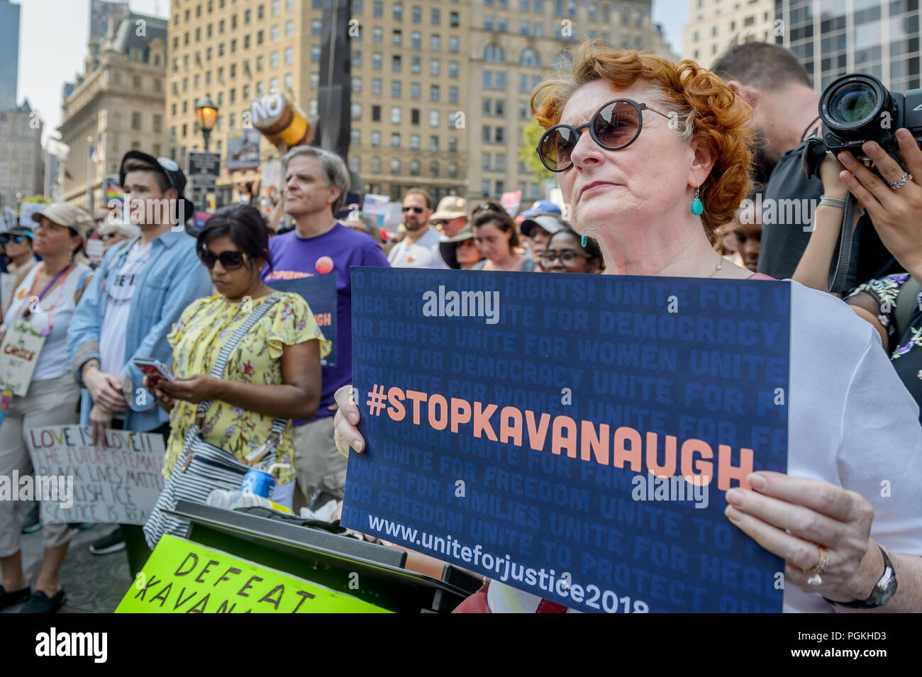 New York, Stati Uniti. 26 Ago, 2018. Assemblymember Jo Anne Simon - Le organizzazioni comunitarie e i gruppi di attivisti e i cittadini interessati si sono riuniti a Foley Square su agosto 26, 2018 in solidarietà con raduni di tutto il paese, come gli americani hanno preso a stare uniti nell impegno per la loro libertà e futuro, chiedendo che gli Stati Uniti Arresto del senato giudice Brett Kavanaugh della nomina per un appuntamento permanente alla Corte Suprema. Credito: Erik McGregor/Pacific Press/Alamy Live News Foto Stock