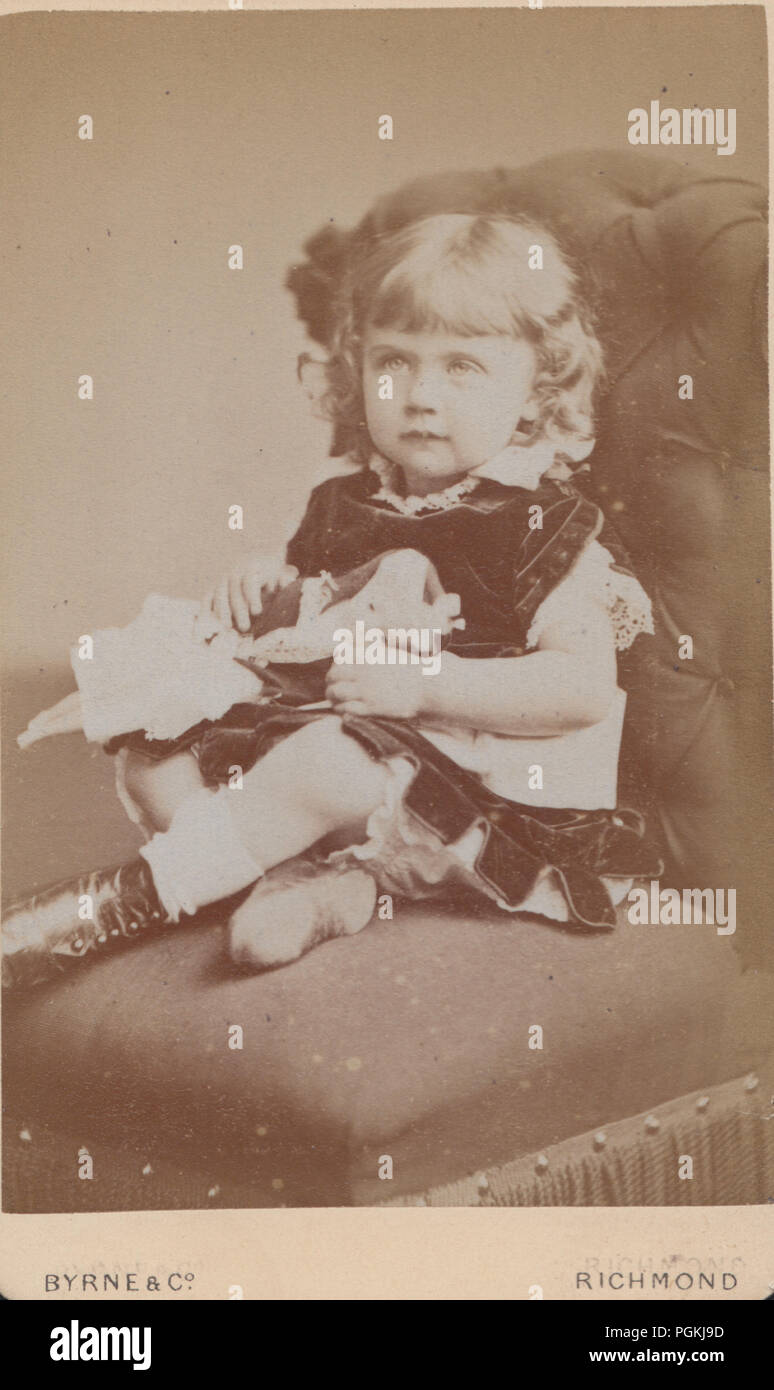 Hill Street, Richmond, Surrey CDV (Carte De visite) di una ragazza vittoriana tenendo un giocattolo bambola Foto Stock