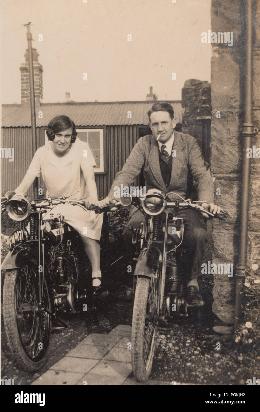 L'annata 1927 fotografia di un uomo e di una donna seduta sulle loro moto. Il Signore la moto ha il numero di registrazione FM4071. Foto Stock