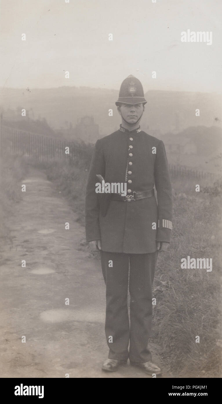 Vintage fotografia di una polizia britannica Constable indossando una pistola nella sua custodia. Numero di collare 245 Foto Stock