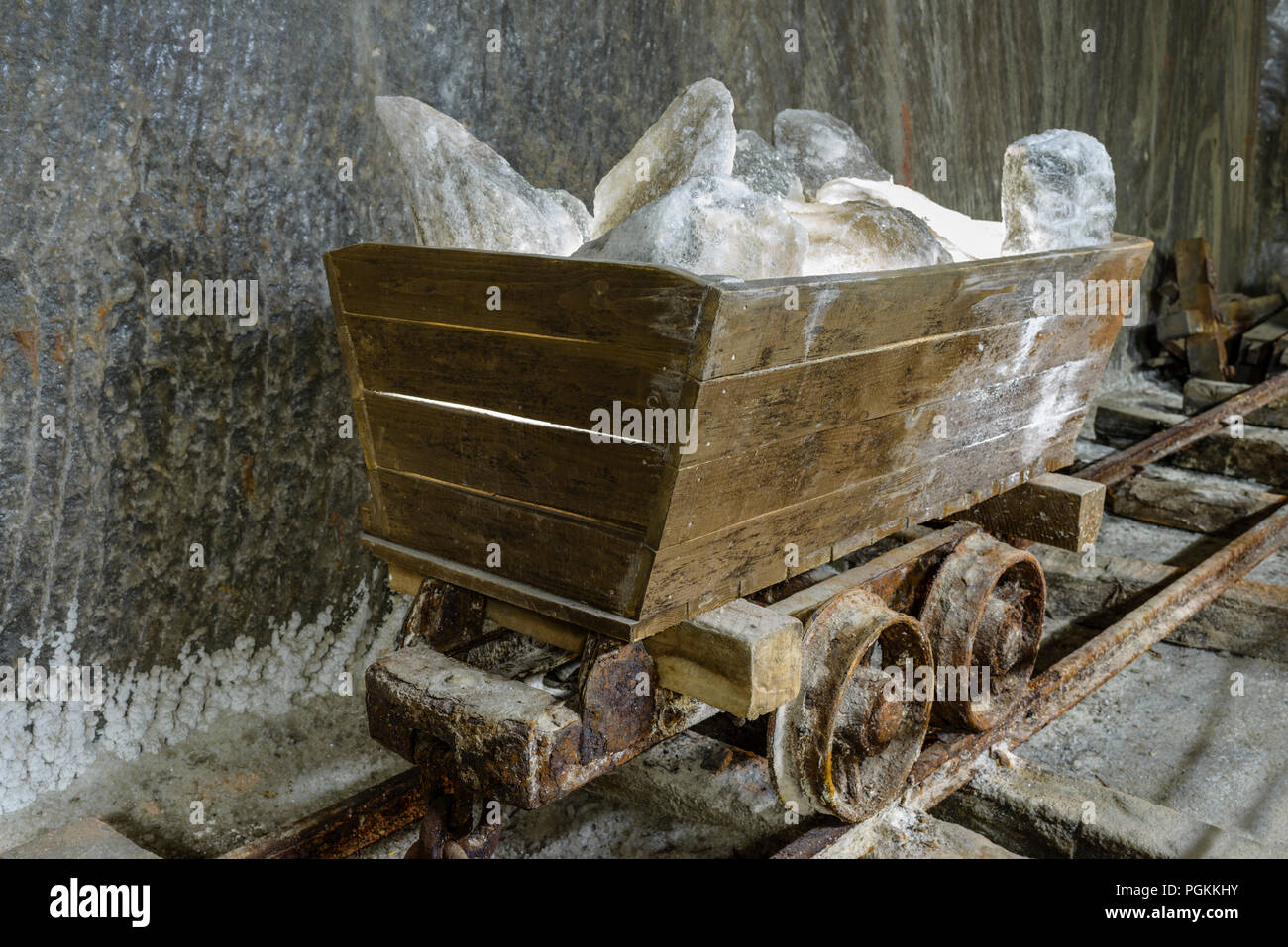 Fuori Uso miniera di sale carrello pieno di blocchi di sale, sul suo ferroviarie in galleria Foto Stock