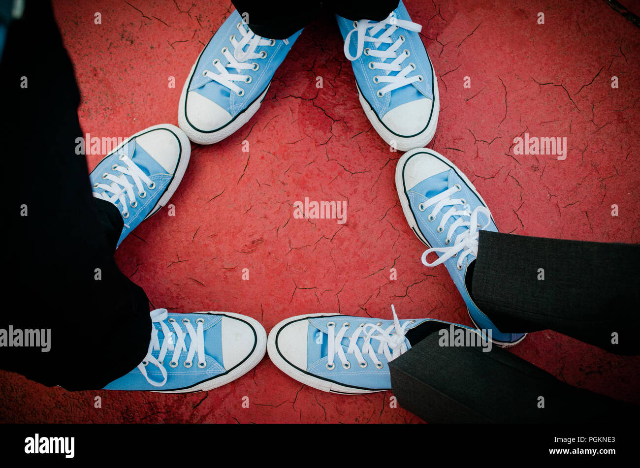 Tre set di blu sneakers in un modello geometrico Foto Stock