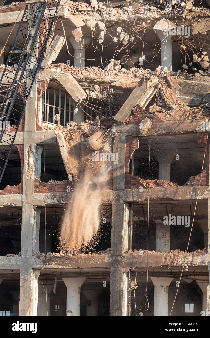 Isola di roccia, Illinois - Lavoratori utilizzano una palla di demolizione a demolire l'isola di roccia aratro edificio della società. Successivamente utilizzati da J.I. Caso, l'edificio ha Foto Stock