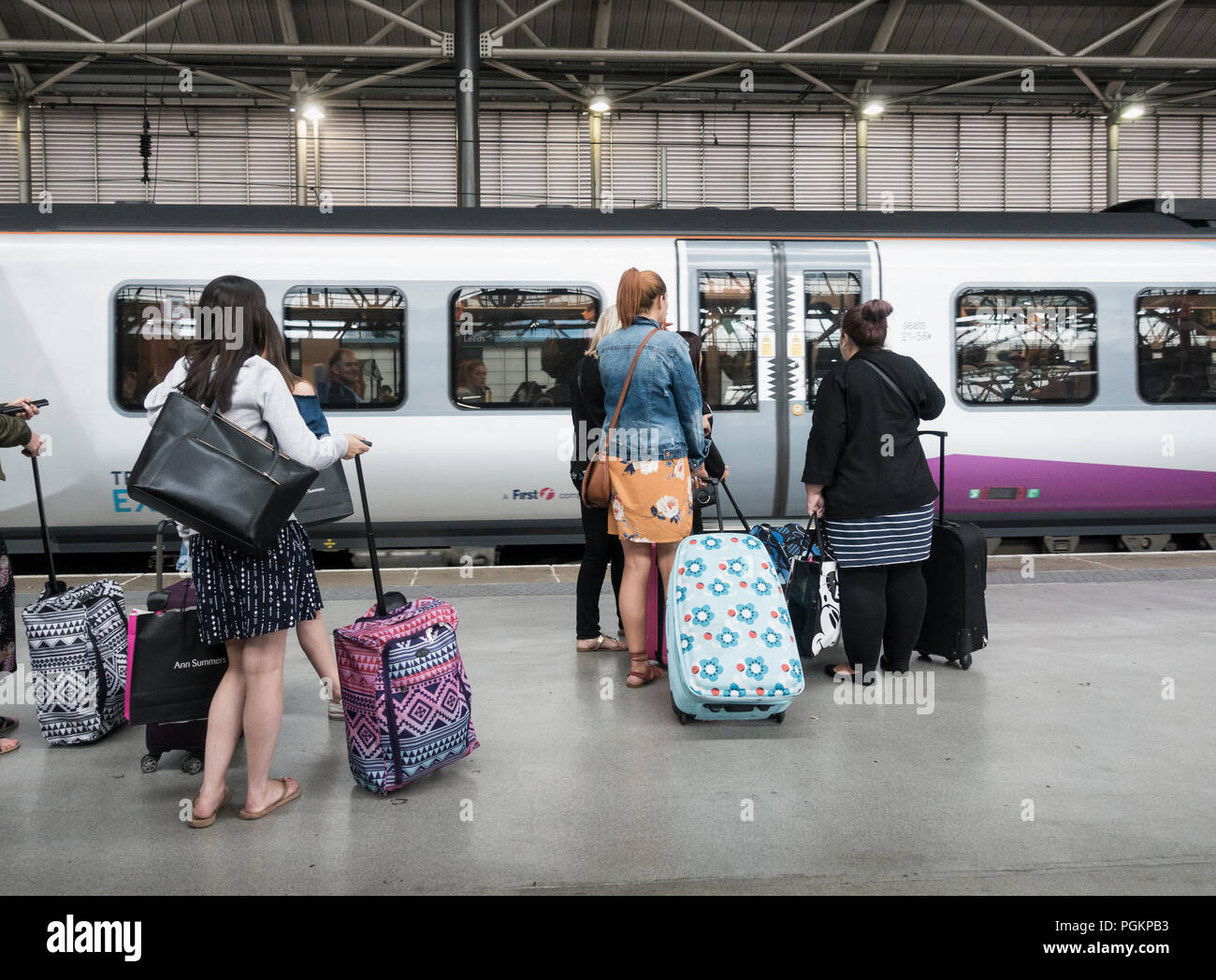 Transpennine Express treno alla stazione ferroviaria di Leeds, Leeds, West Yorkshire, Inghilterra. Regno Unito Foto Stock