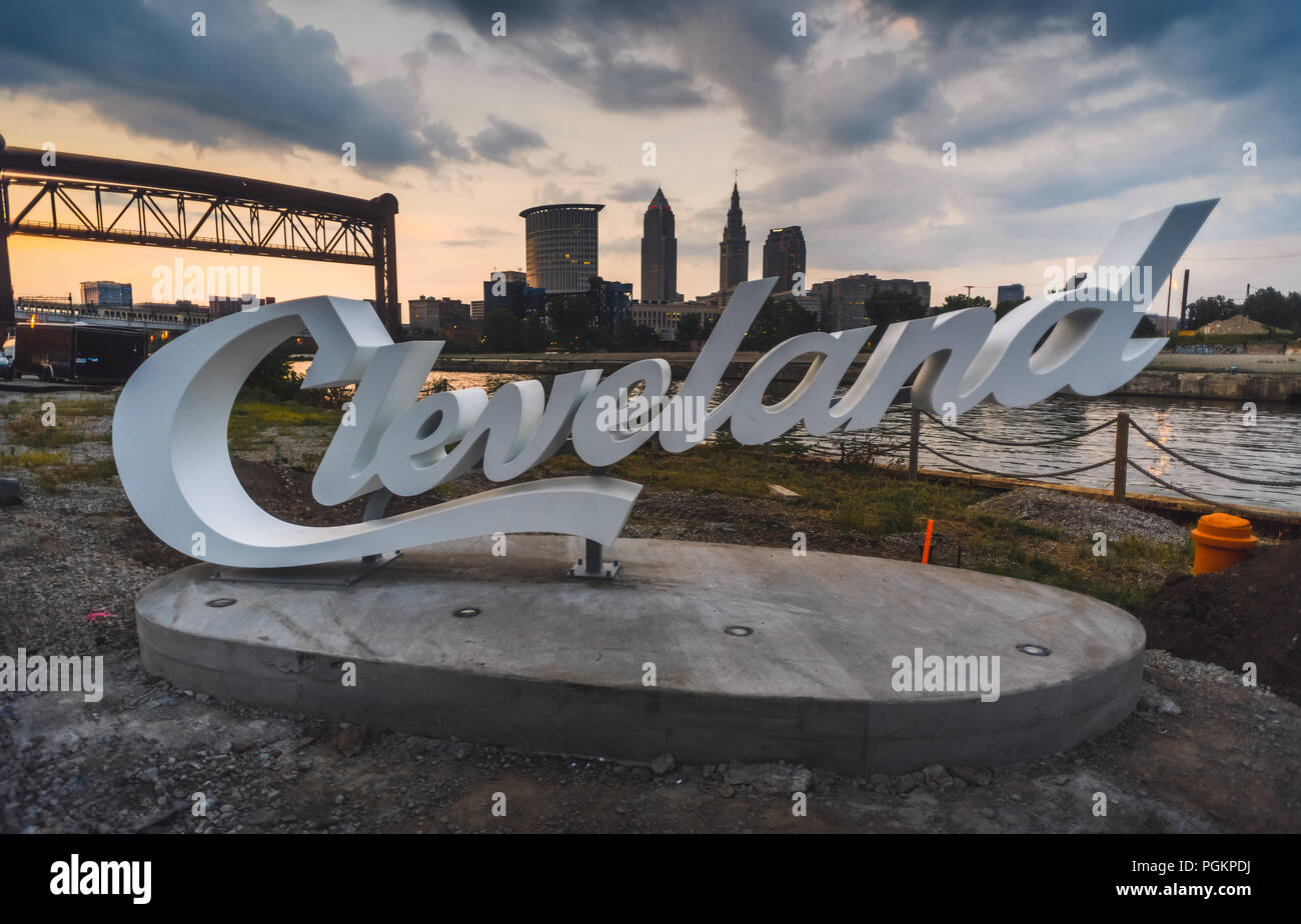 Cleveland Skyline e segno di script Foto Stock