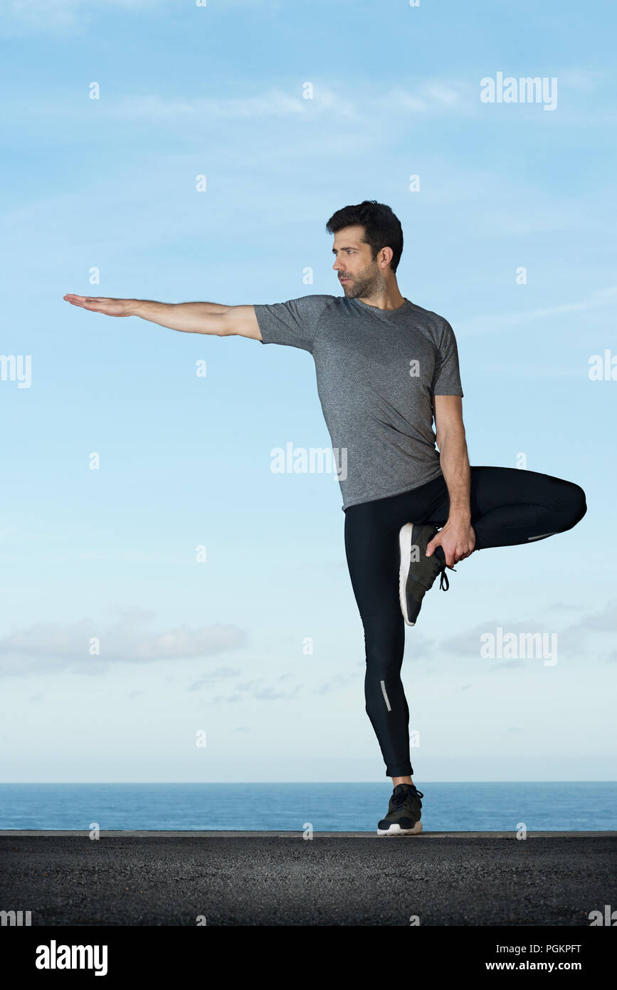 Giovane uomo le pratiche yoga spazio per il testo Foto Stock